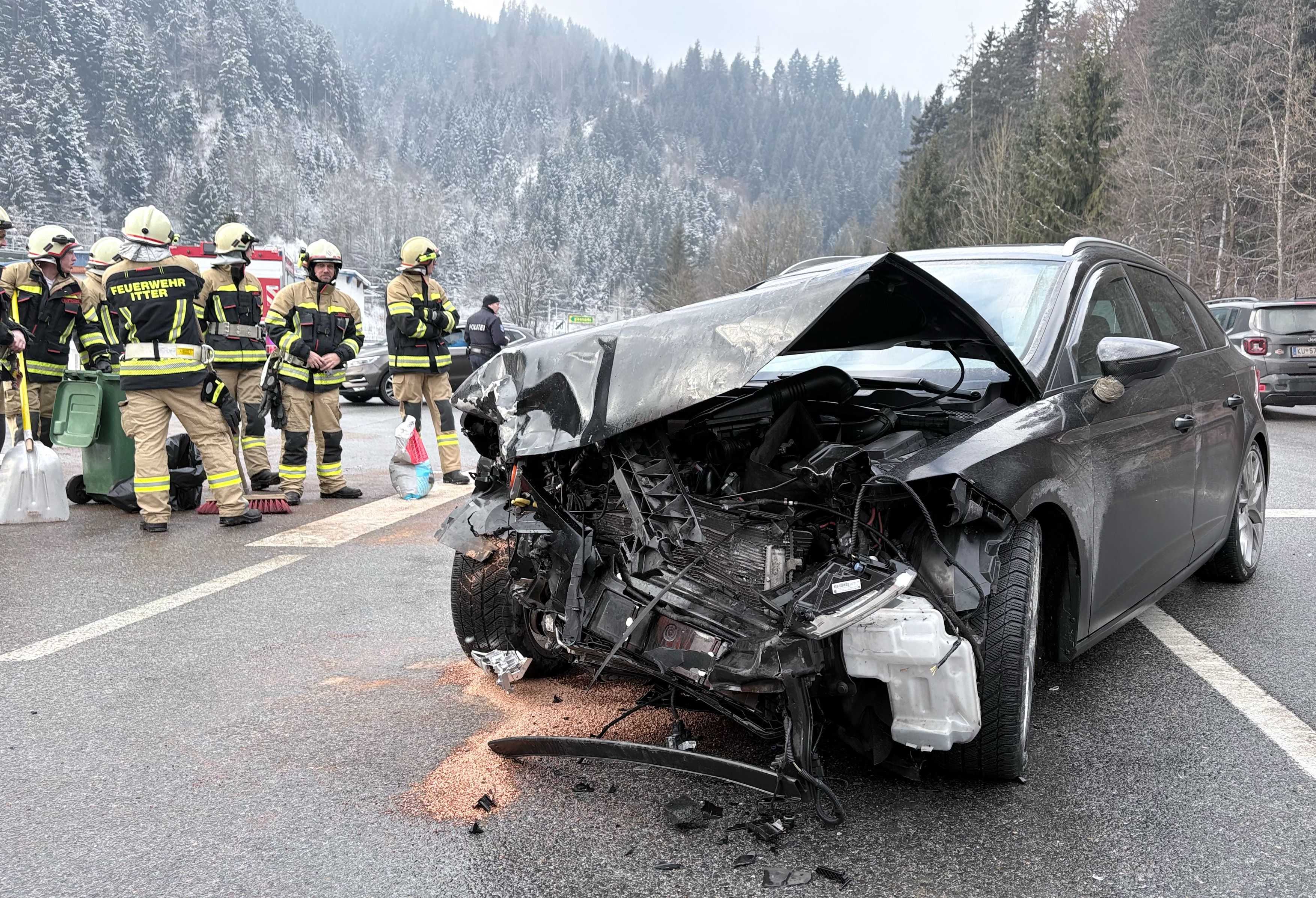 Heute.at - Frontalcrash in der Kreuzung! Lenker aus Auto befreit