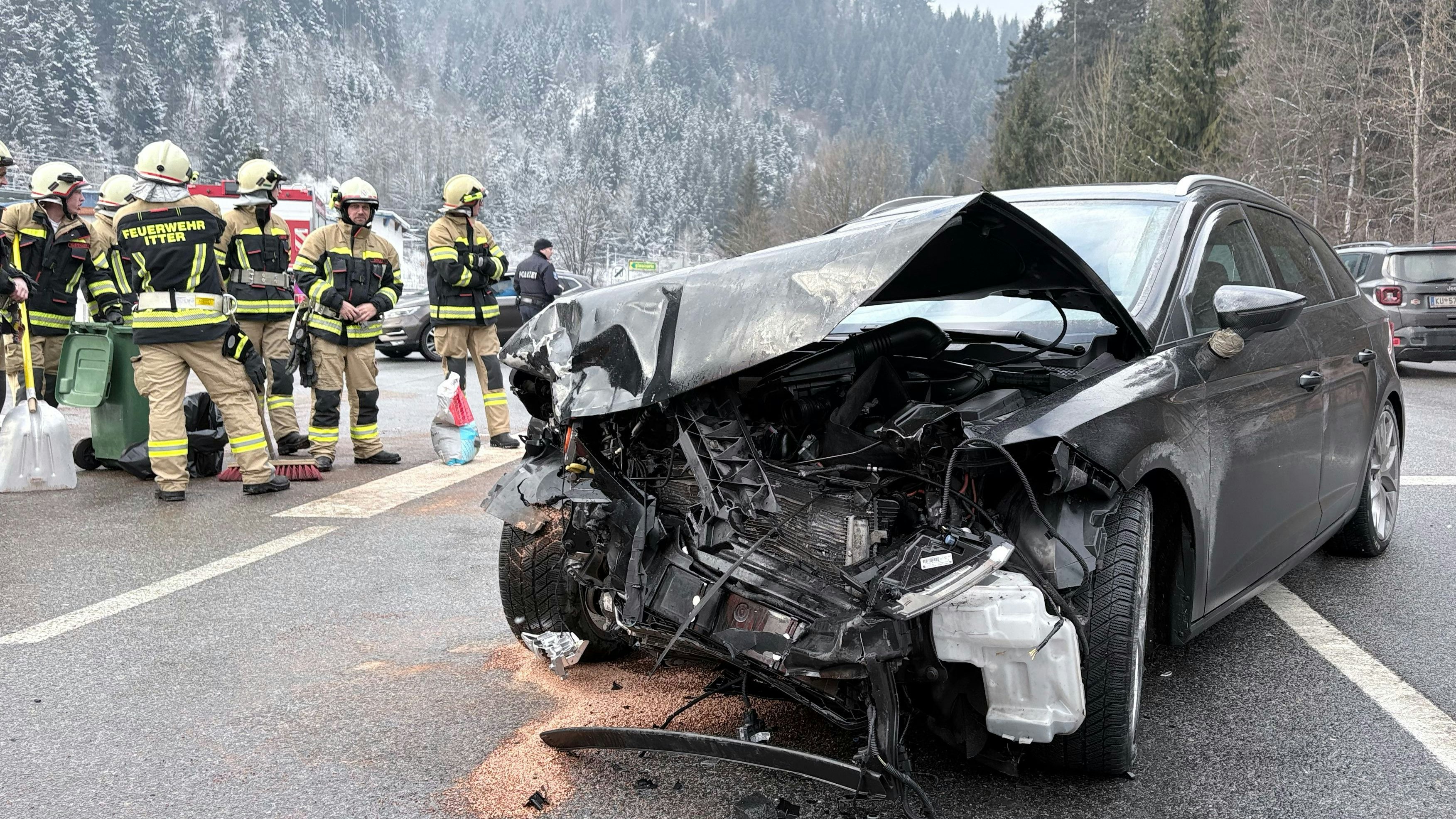 Heute.at - Frontalcrash in der Kreuzung! Lenker aus Auto befreit
