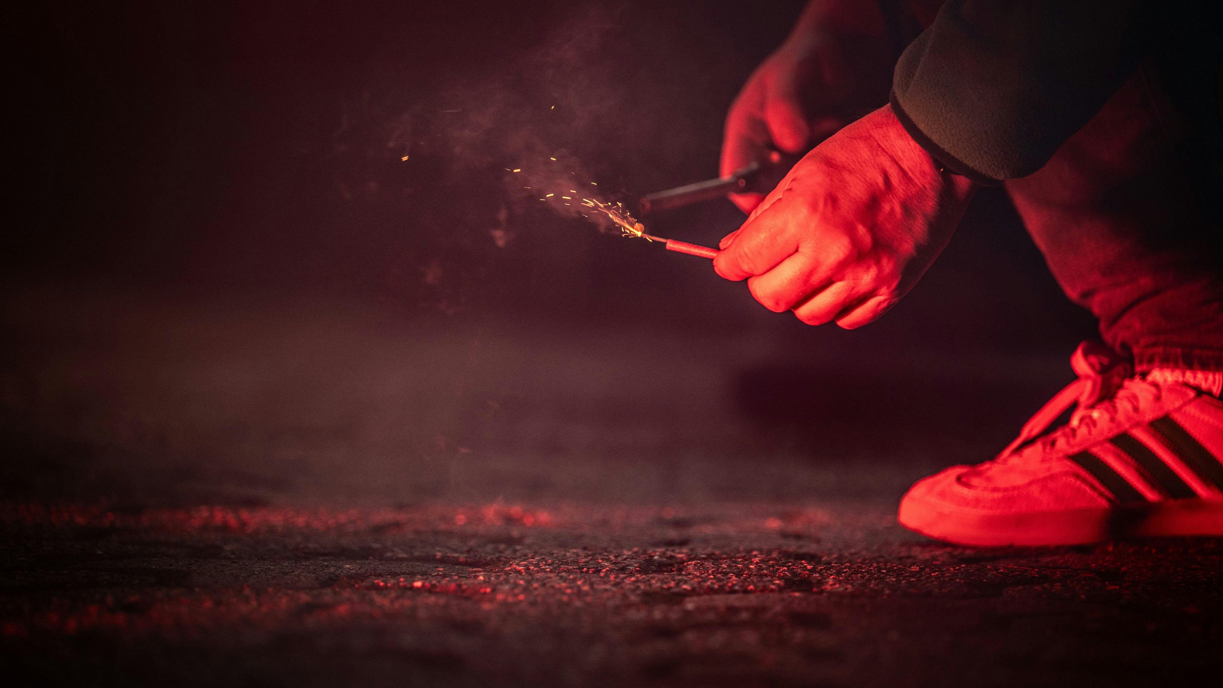 Bub (11) mit Böller beworfen – Verletzung am Ohr & Bein