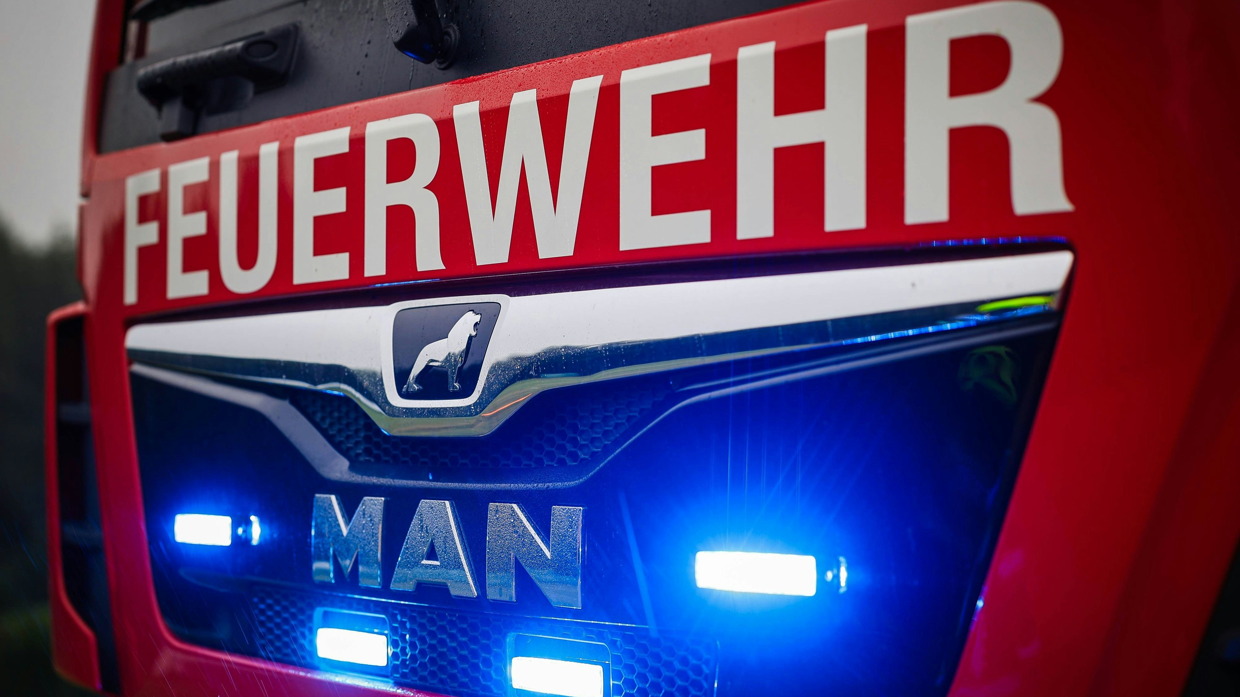 17-Jähriger zündet Böller – dann muss Feuerwehr kommen