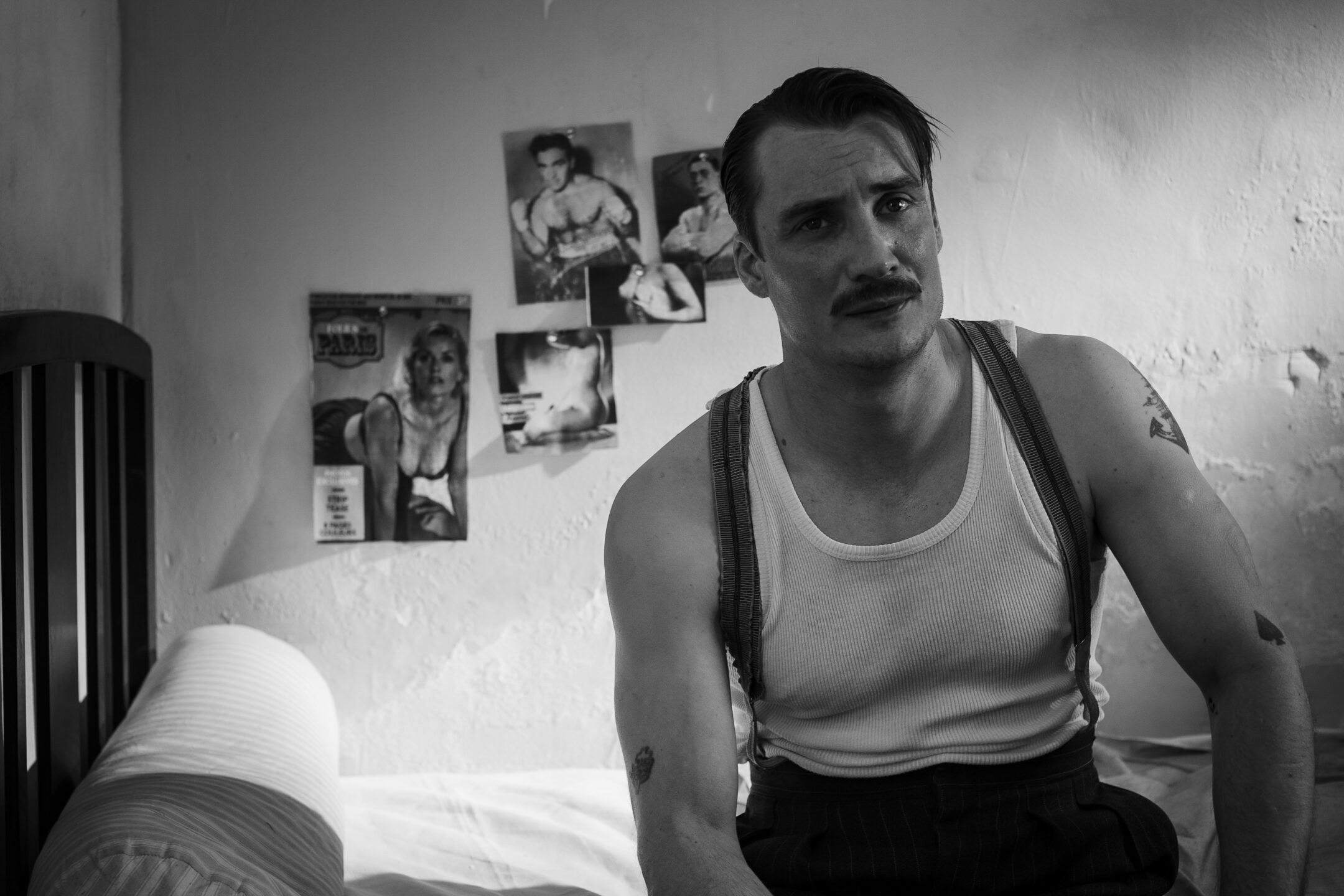 Zieht Meursault in einen Strudel unvorhersehbarer Ereignisse: sein Nachbar Raymond (Pierre Lottin)