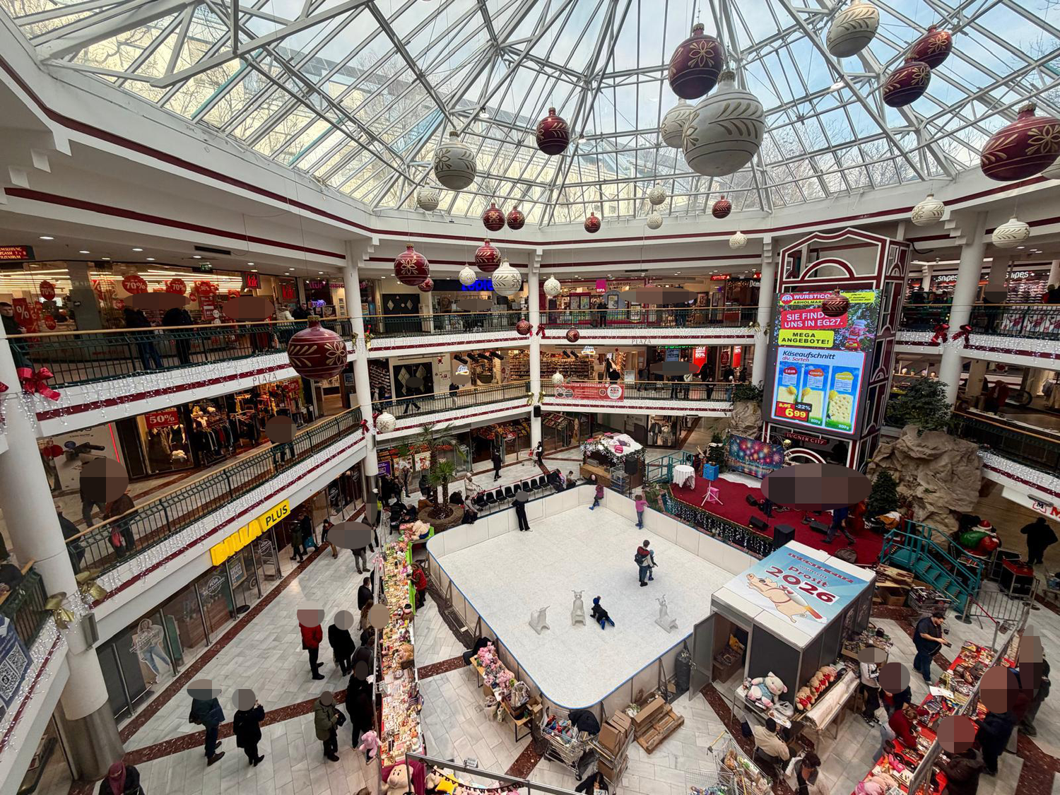 Heute.at - Kurz vor Silvester! Wiener stürmen Lugner City
