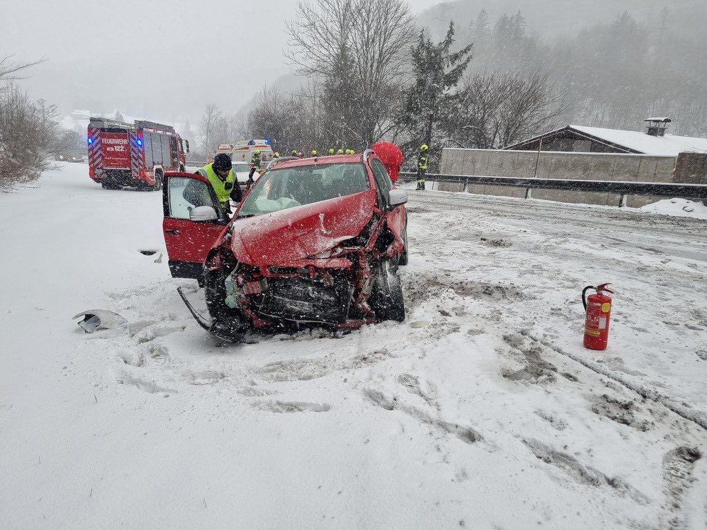 Heute.at - Frontalcrash im Schnee – mehrere Verletzte im Spital