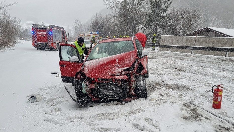 Heute.at - Frontalcrash im Schnee – mehrere Verletzte im Spital