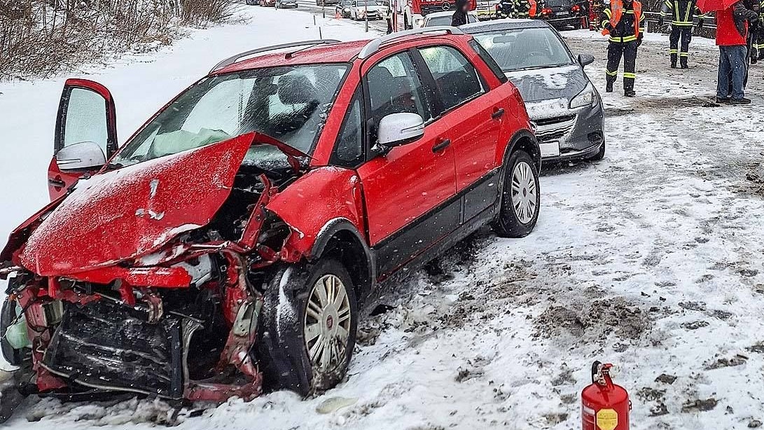 Die B145 musste nach dem Crash komplett gesperrt werden.