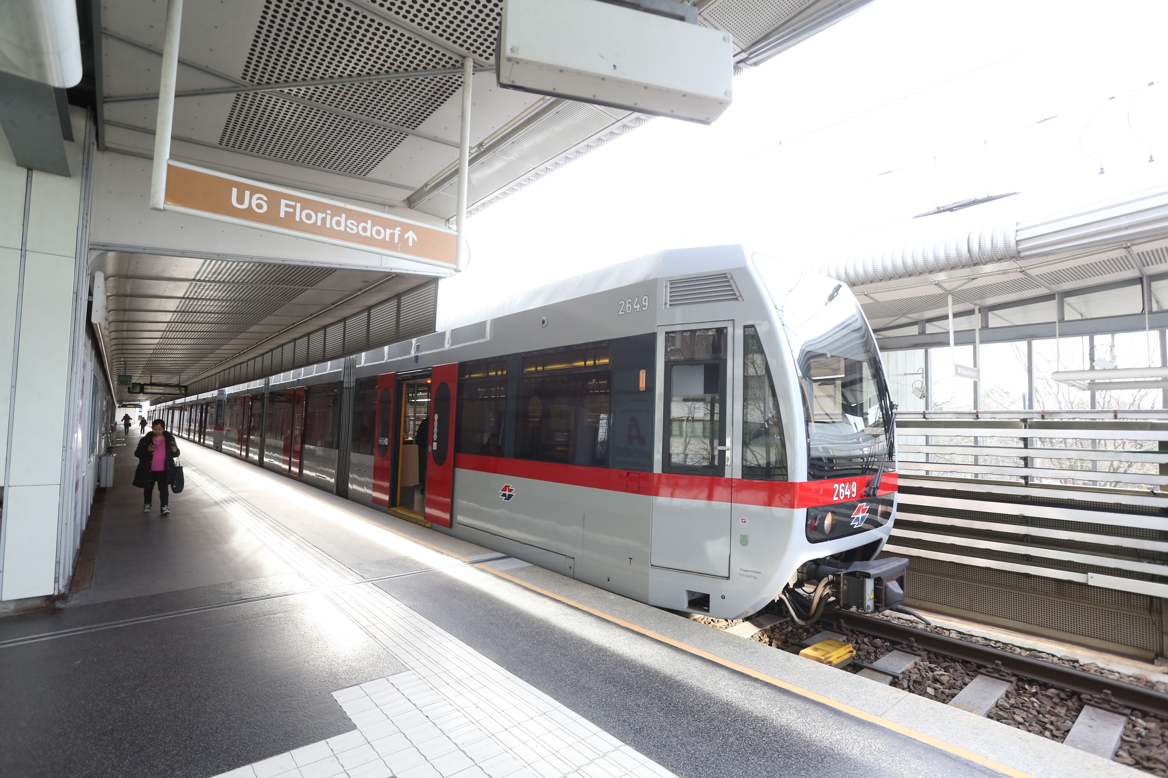 Heute.at - Mann springt auf U6-Gleise und wirft mit Steinen