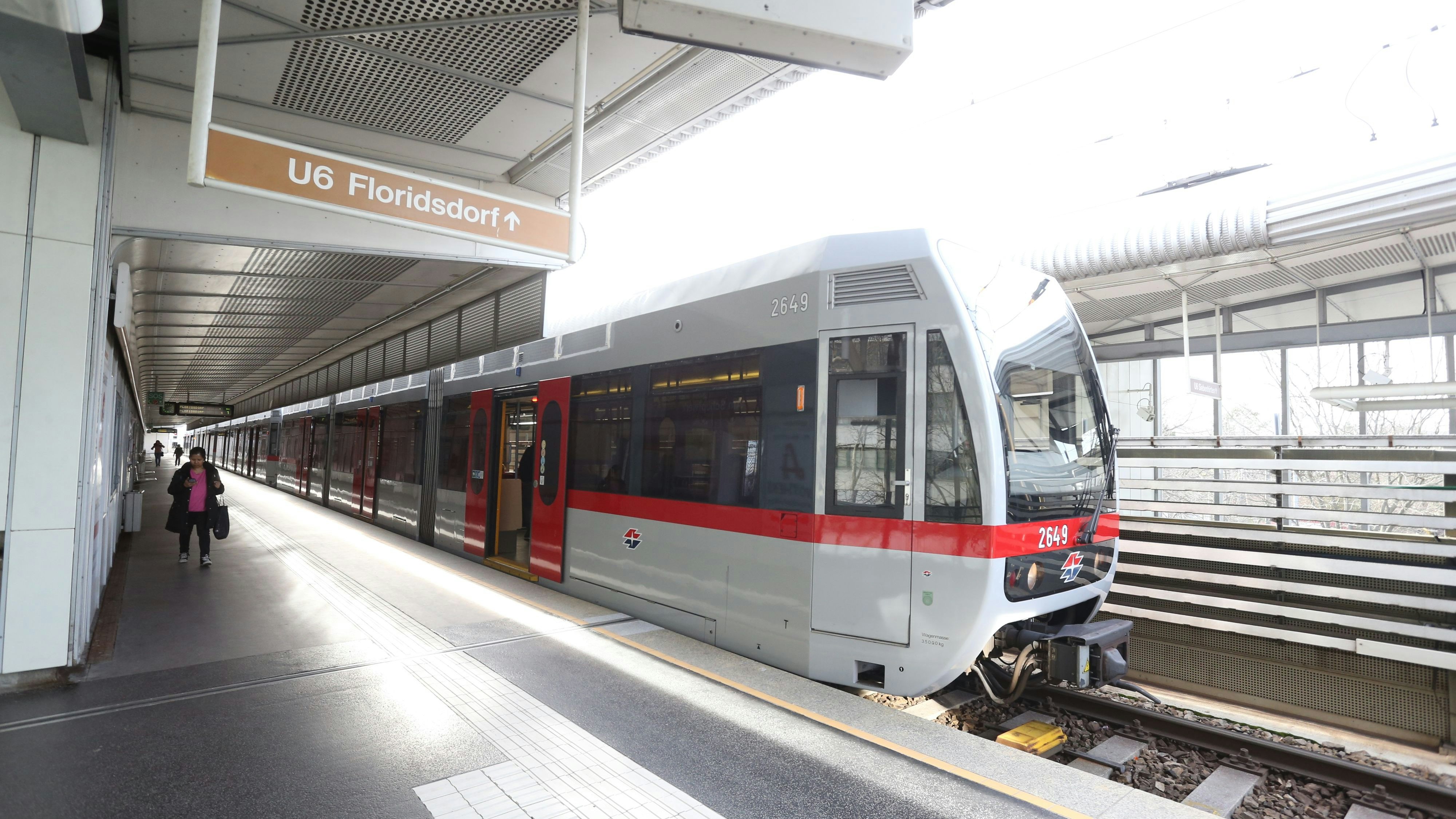 Heute.at - Mann springt auf U6-Gleise und wirft mit Steinen