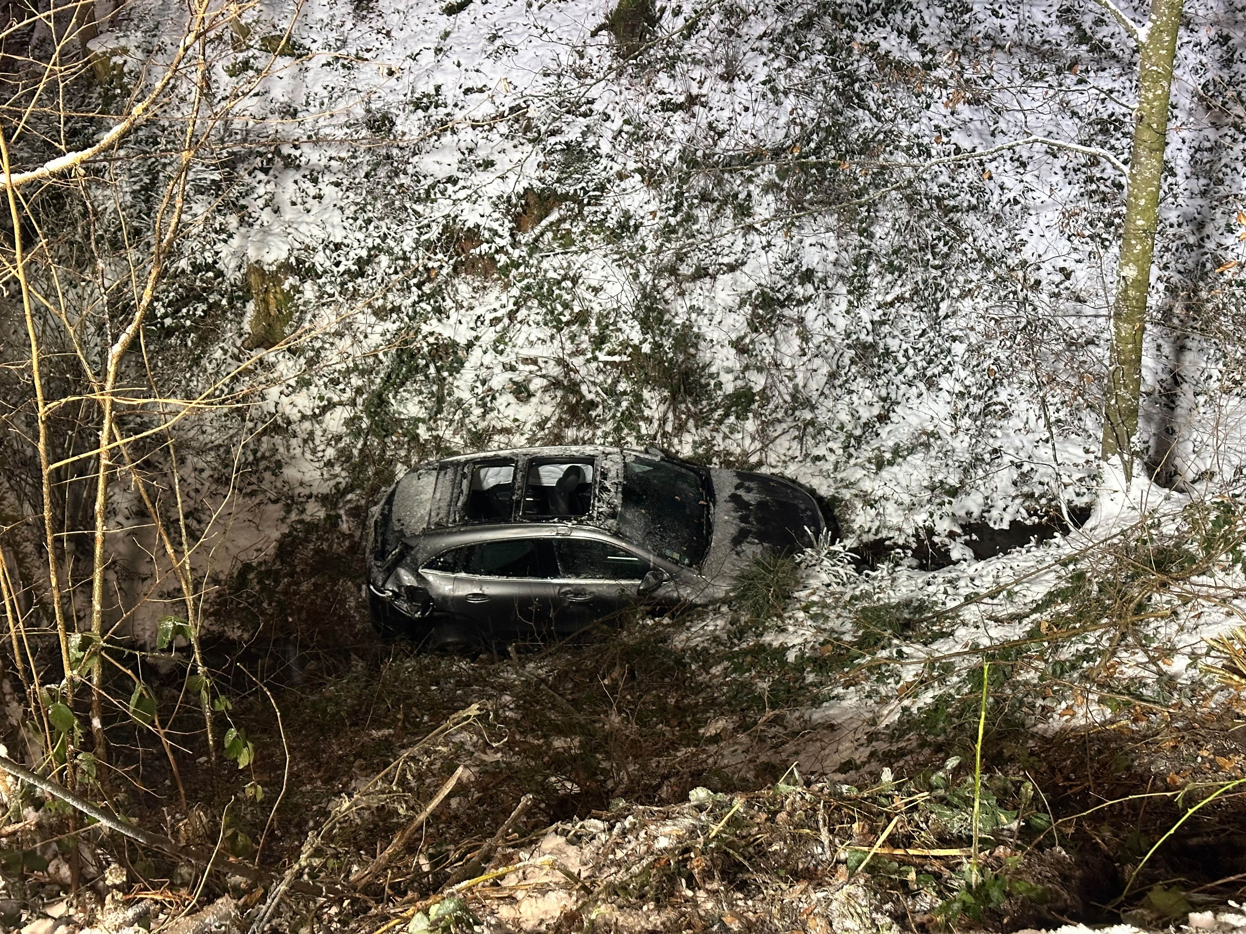 Heute.at - Autofahrerin rutscht auf Schnee-Straße Böschung hinab