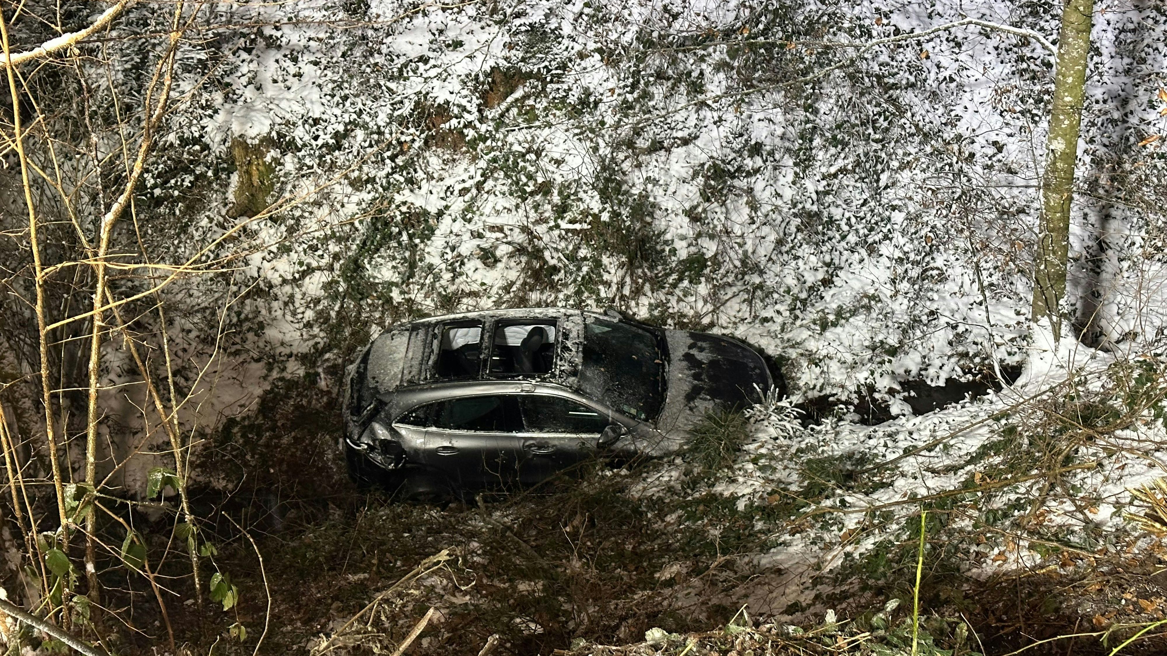 Heute.at - Autofahrerin rutscht auf Schnee-Straße Böschung hinab