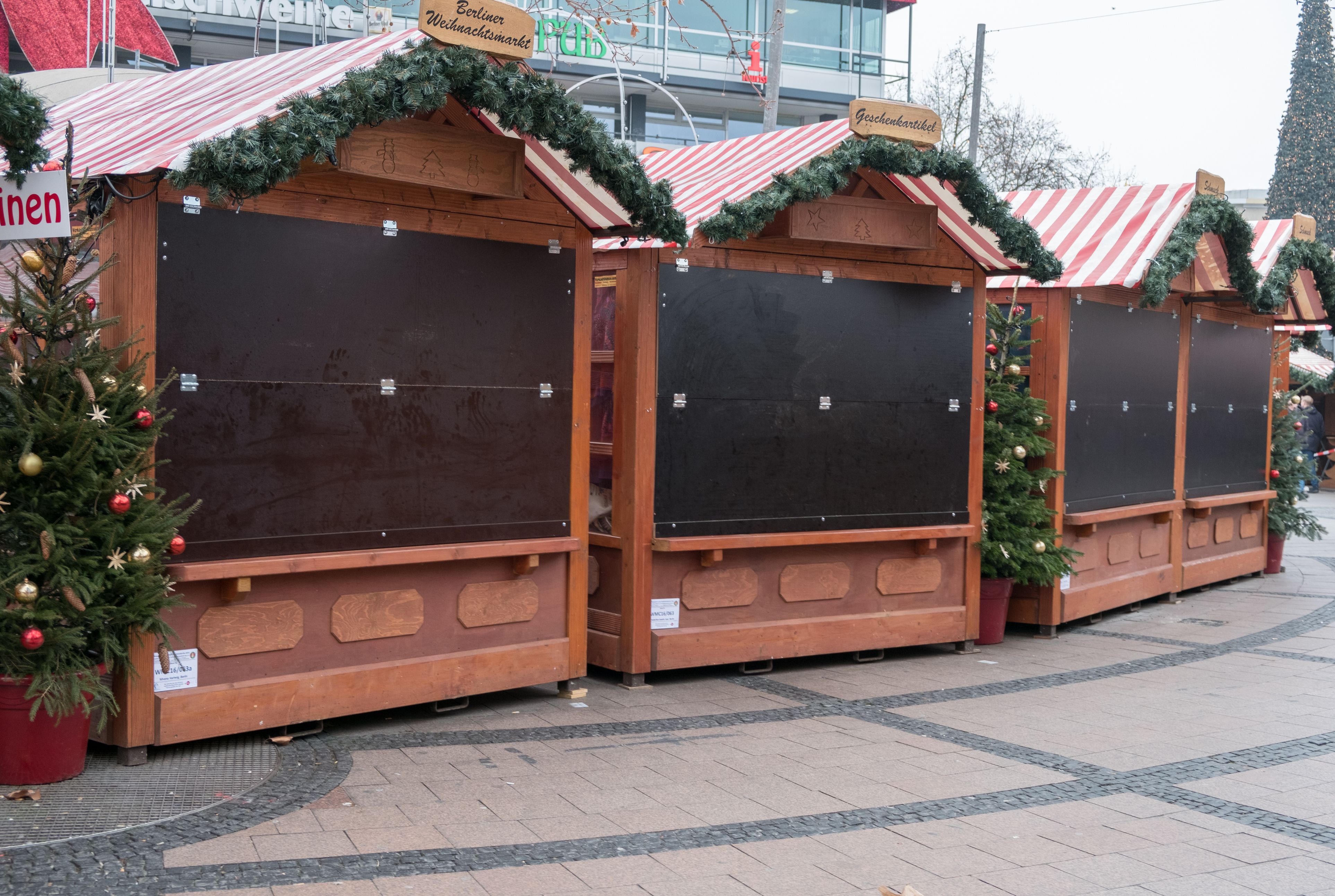 Heute.at - Mann mit Totenkopf-Maske raubt Verkaufsstand aus