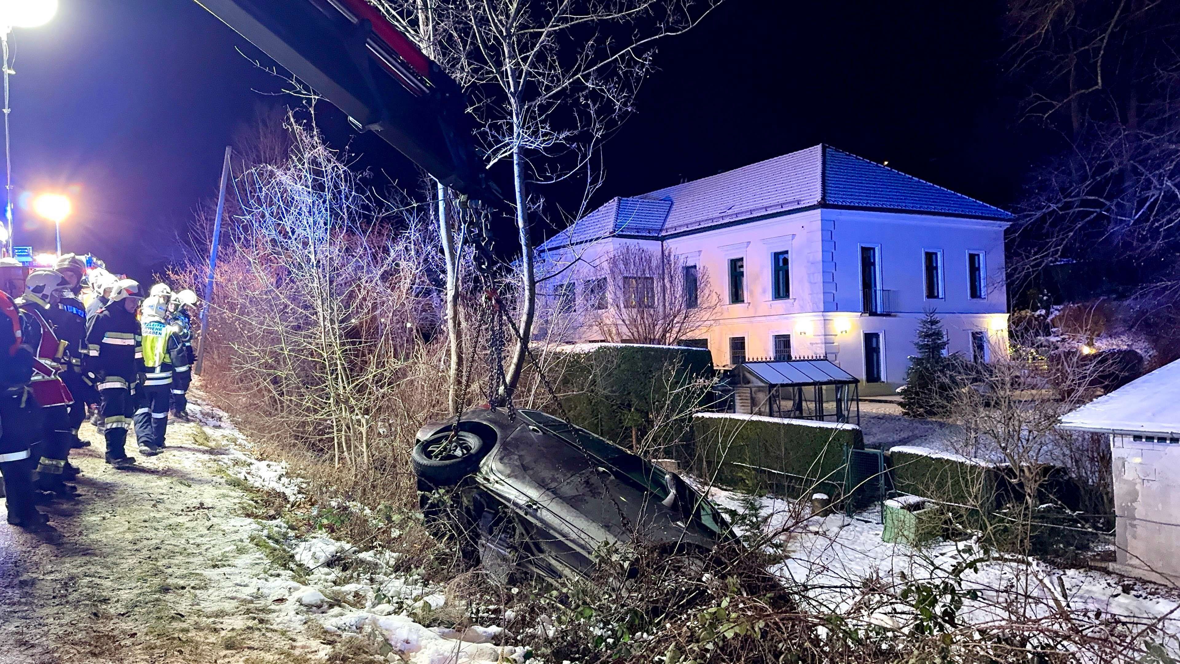 Heute.at - Autofahrerin kommt von Straße ab und stürzt in Bach