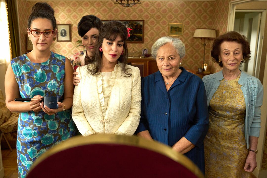 "Das wird schon" – Esther (Leïla Bekhti, 3. v. l.) präsentiert ihren jüngsten Sohn: "Mit Liebe und Chansons"