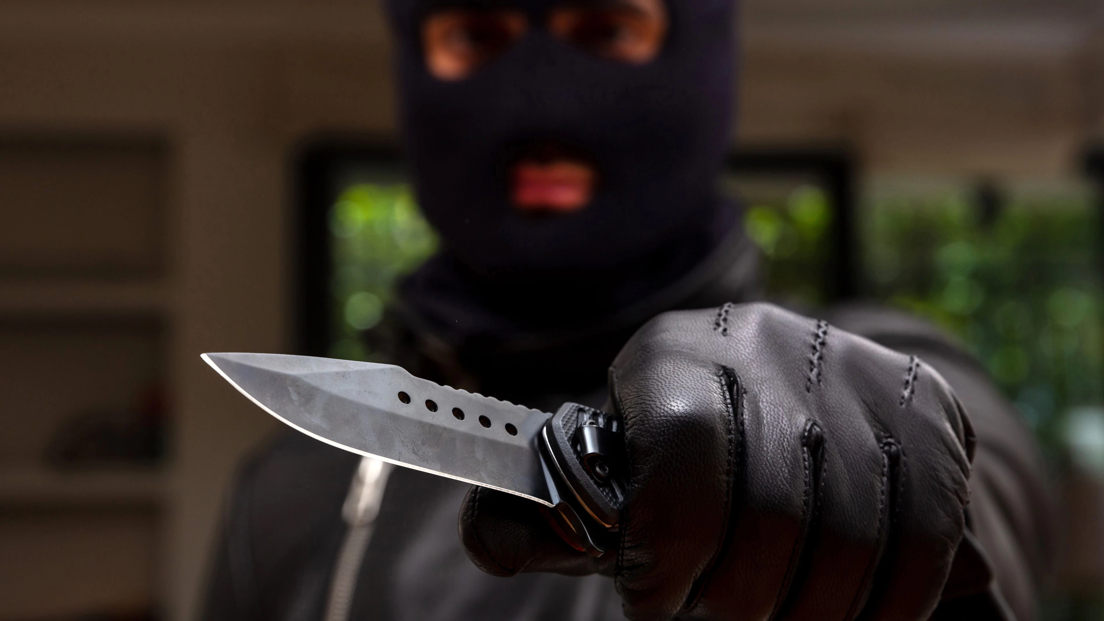 Der Täter war maskiert und mit einem Messer bewaffnet.