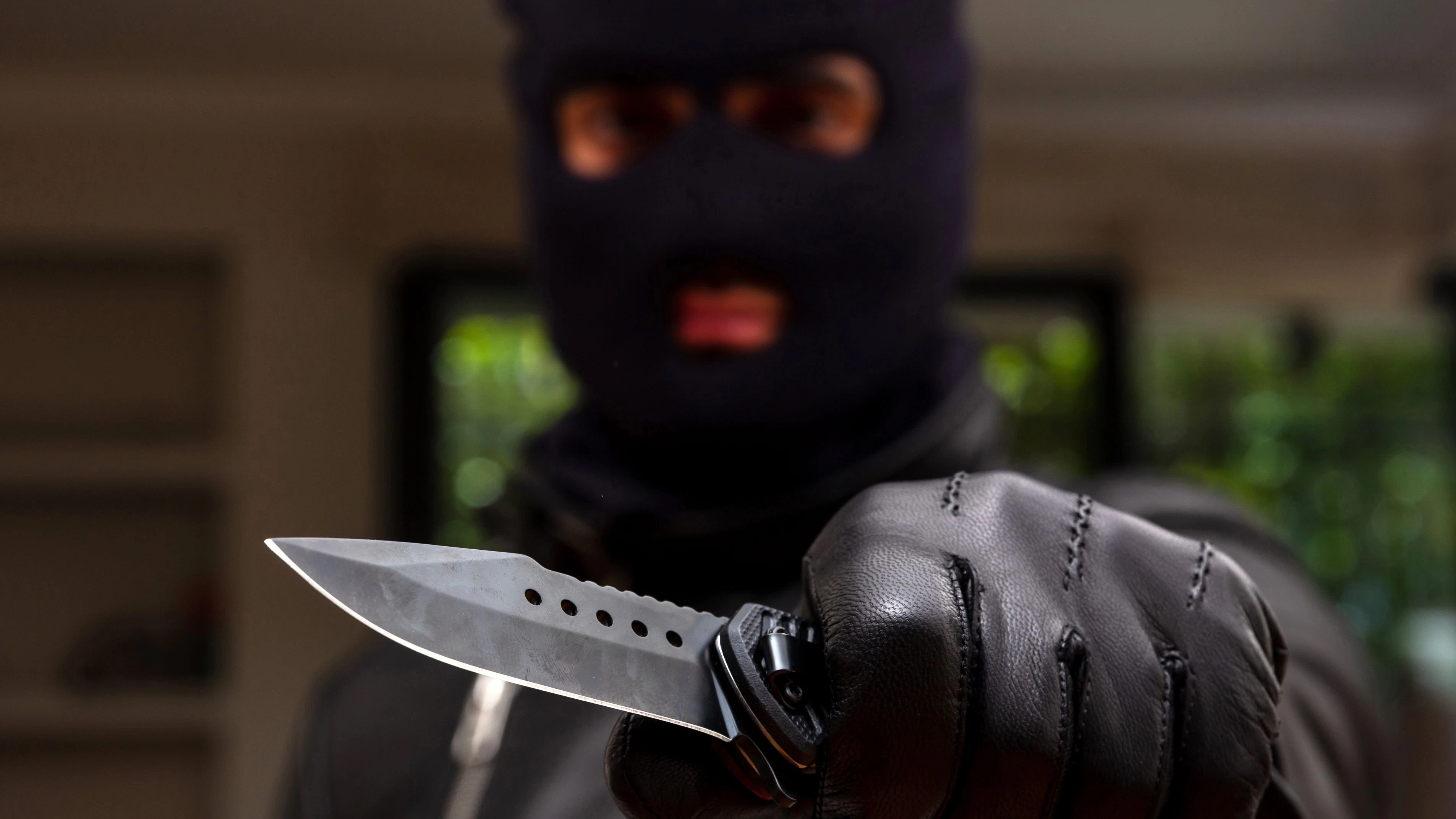 Der Täter war maskiert und mit einem Messer bewaffnet.