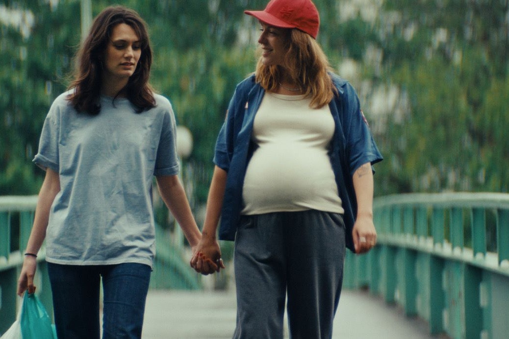 Kämpfen mit bürokratischen Hürden: Céline (Ella Rumpf) und ihre Frau Nadia (Monia Chokri) in "15 Liebesbeweise"