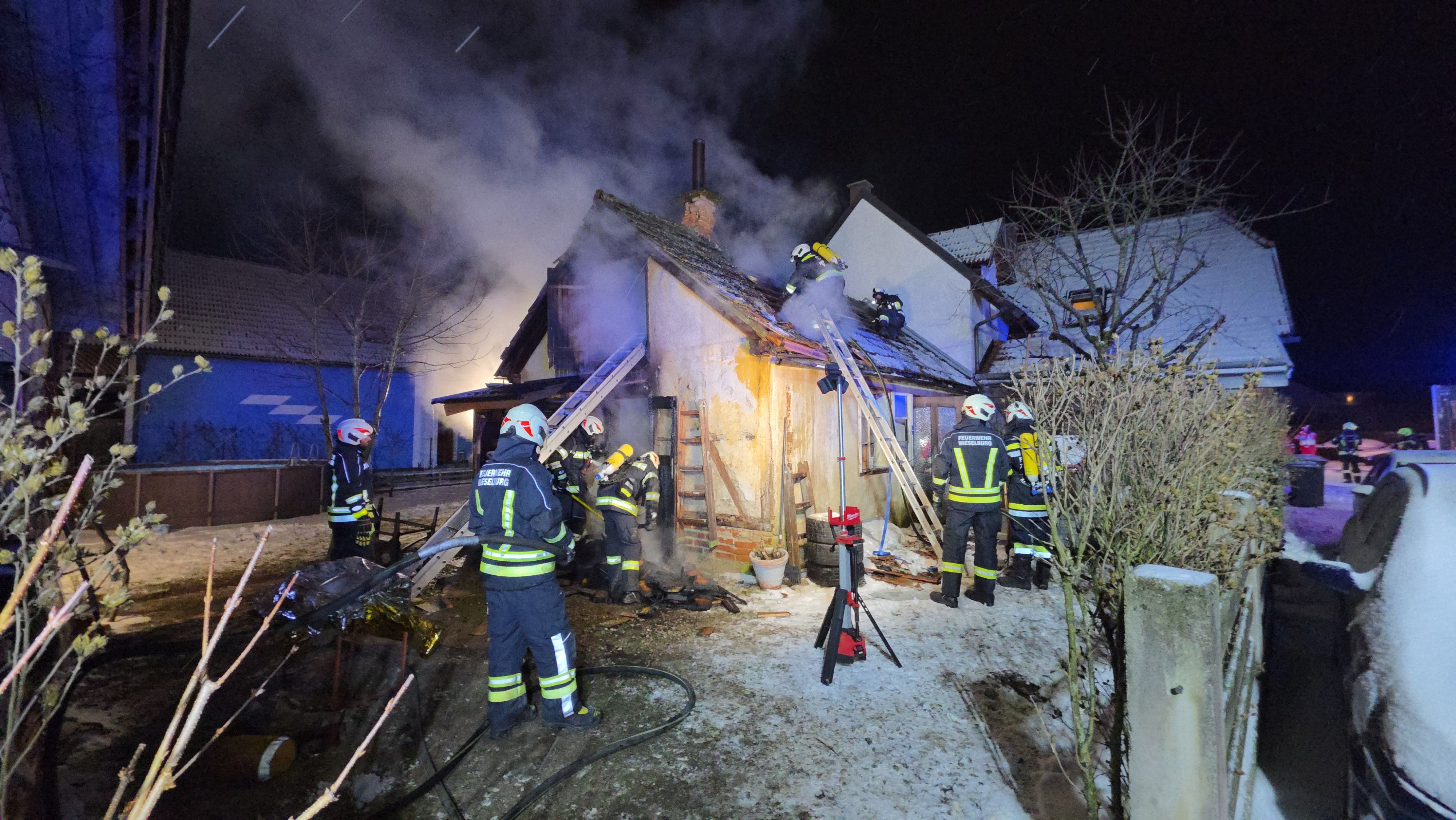 Heute.at - 106 Feuerwehrleute löschten Brand in Wieselburg