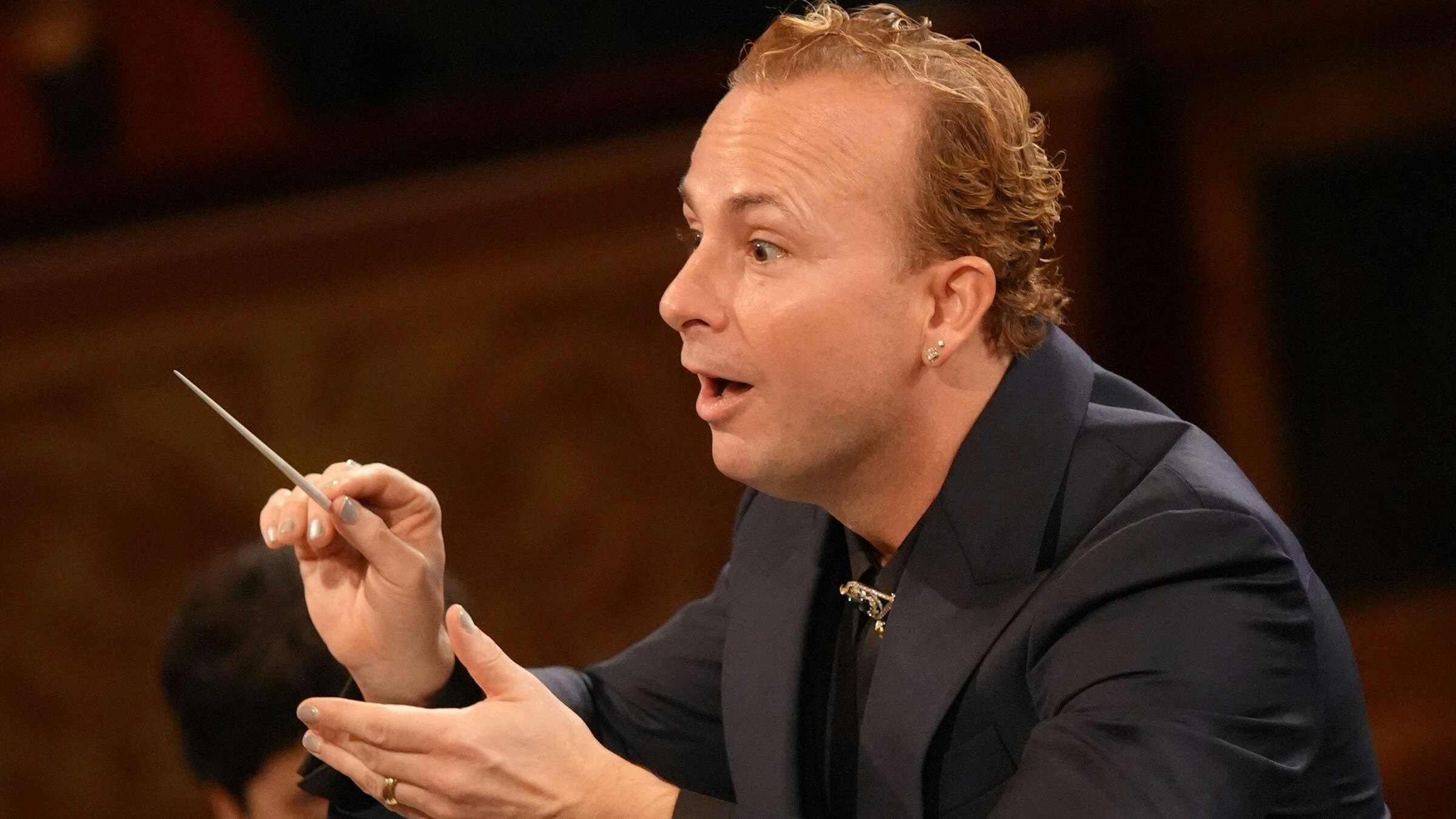 Heute.at - Lackierte Nägel, Flinserl: Neujahrs-Dirigent überrascht