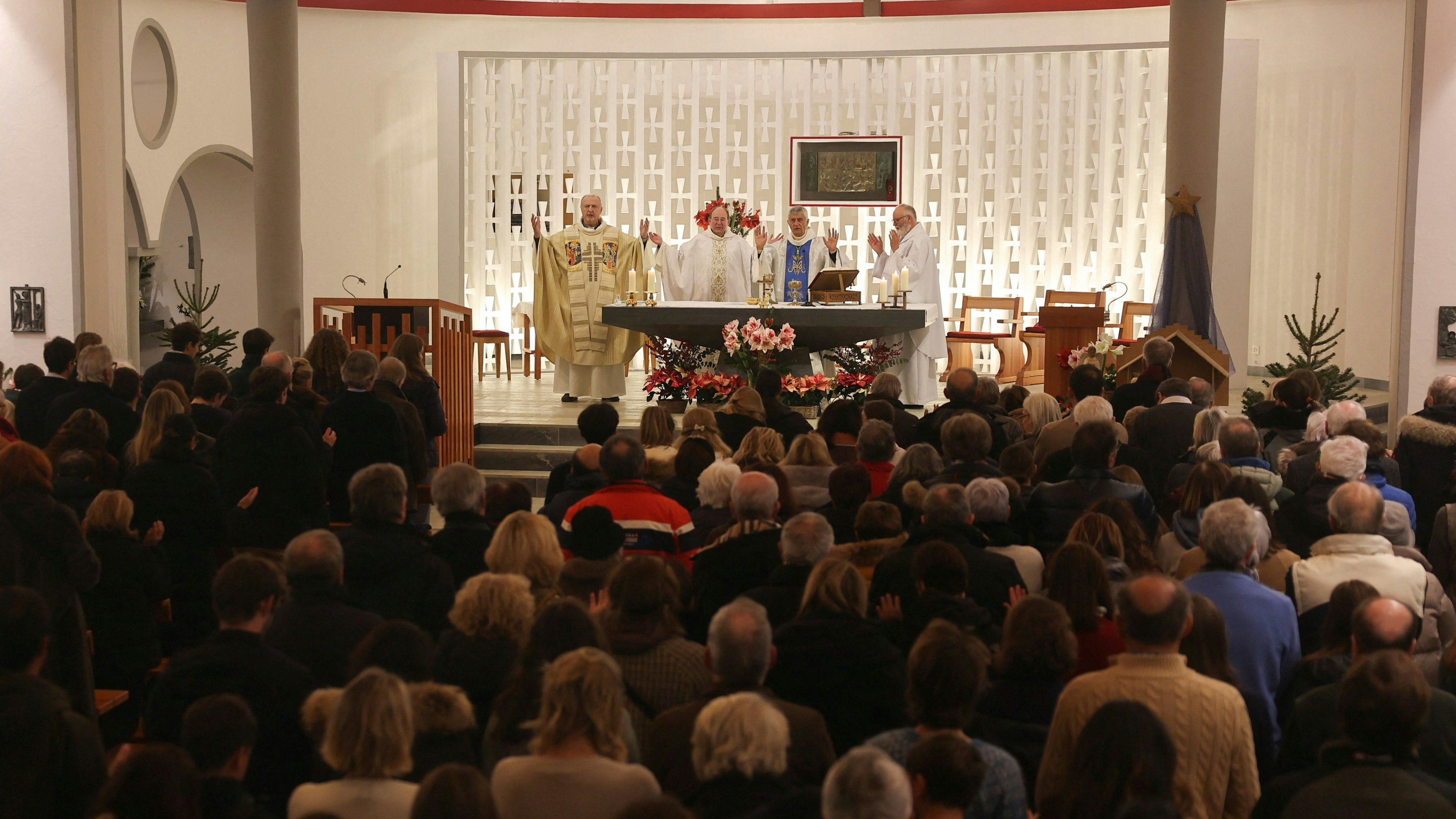 400 Menschen nahmen am Abend an einem bewegenden Gottesdienst teil