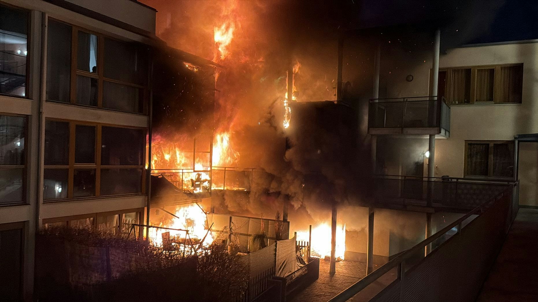 Heute.at - Wohnanlage in Flammen – Mieter müssen in Notunterkunft