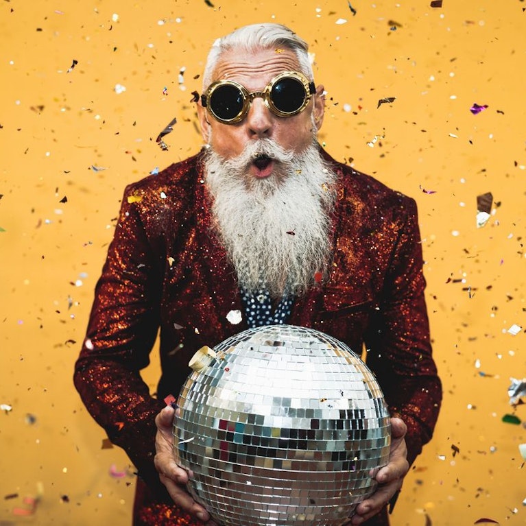 Sie nehmen Drogen, haben ungeschützten Sex, trinken und werfen das Geld zum Fenster hinaus: Was man früher Jungen unterstellte, trifft nun auf immer mehr Senioren zu. Die Babyboomer behalten ihre schlechten Angewohnheiten nämlich auch im Ruhestand bei.