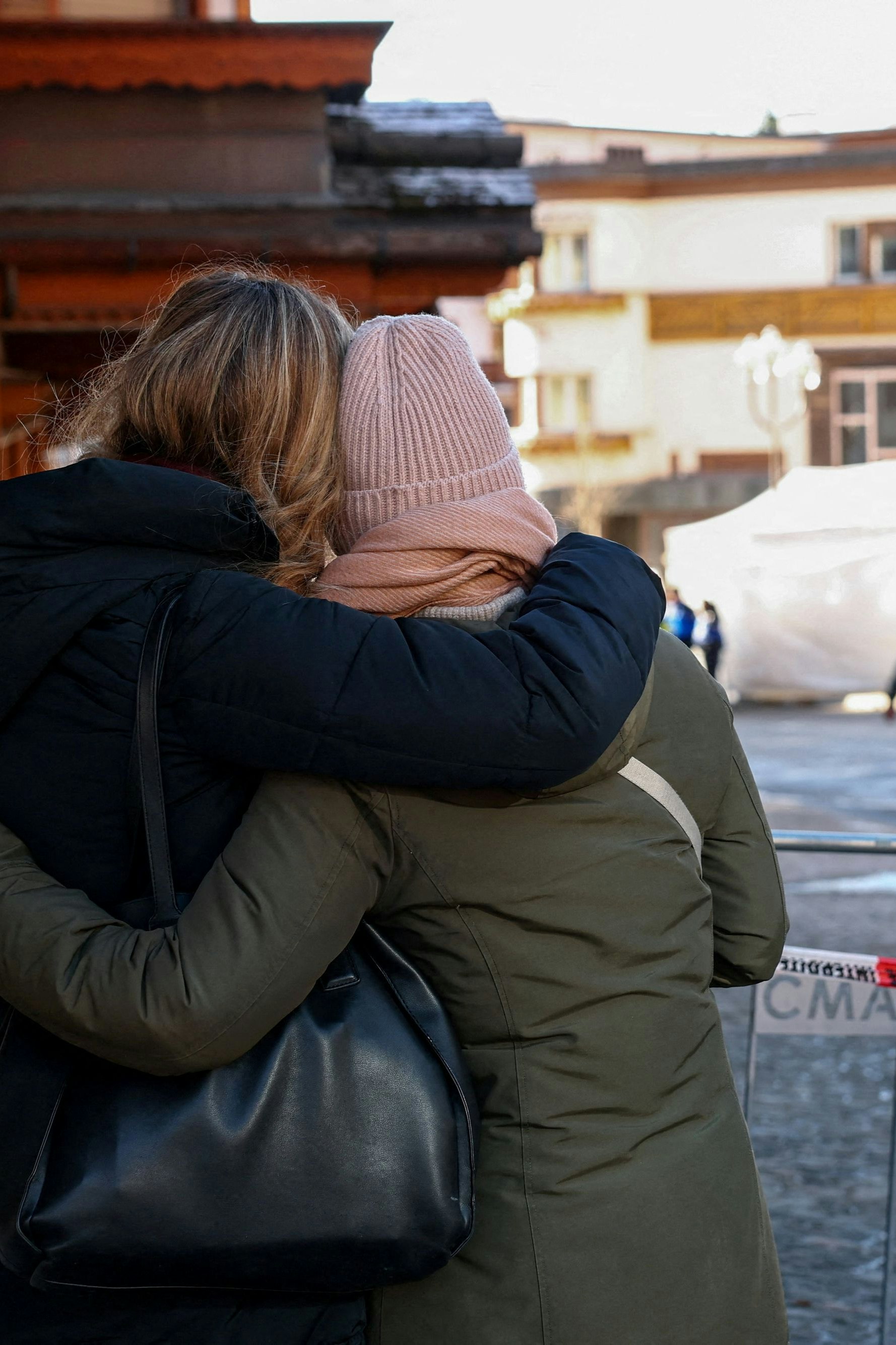 Familien, Freunde warten in der Nähe der Unglücks-Bar in Crans-Montana auf Nachrichten