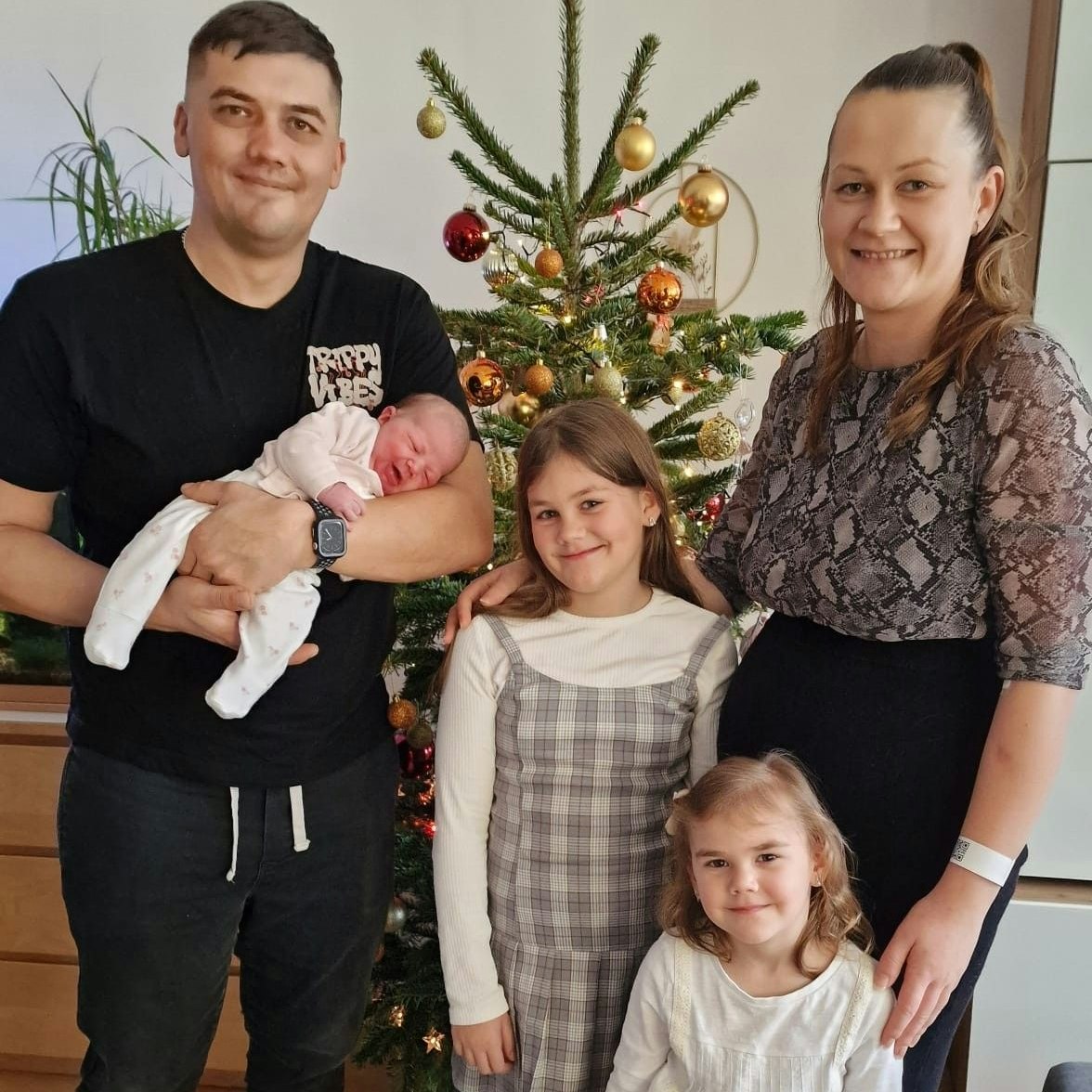 Die glücklichen Eltern Beatrix und Norbert Kiss-Imre mit Baby Luna und den beiden älteren Töchtern Szofia und Nara