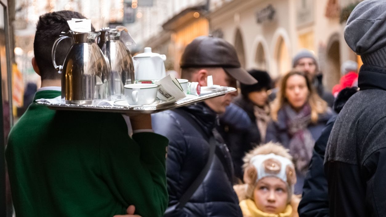 Sie arbeiten, wenn andere frei haben: Kellner, Pfleger und Co. zahlen an Feiertagen keine Steuern mehr.