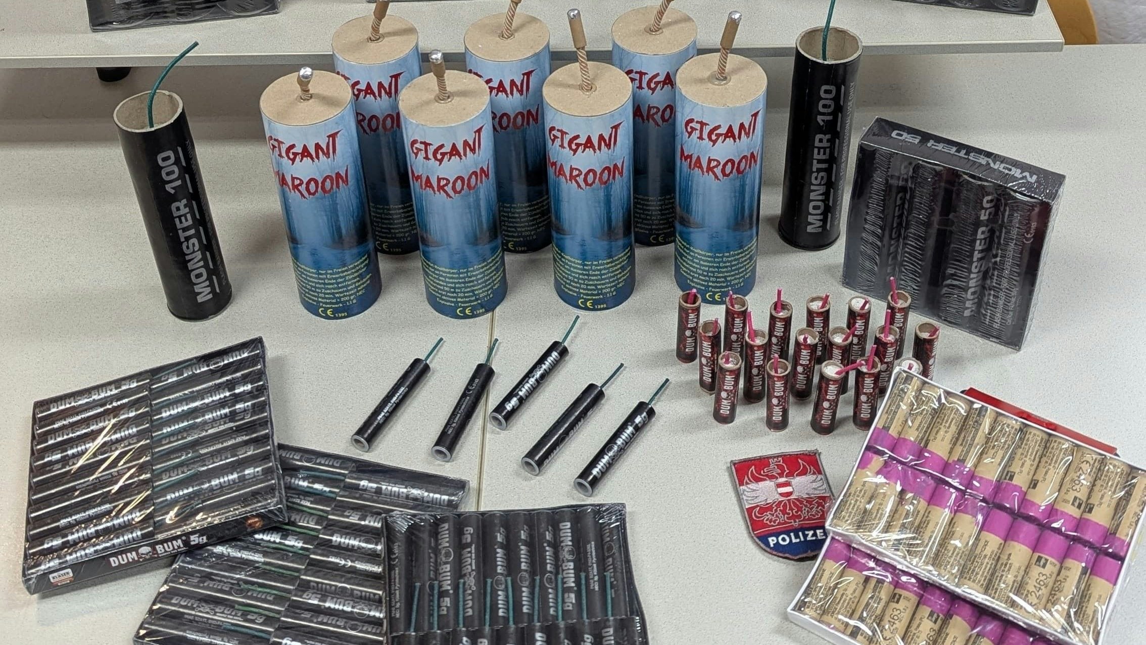 Unter dem Bett: Illegale Böller bei Bub (13) gefunden