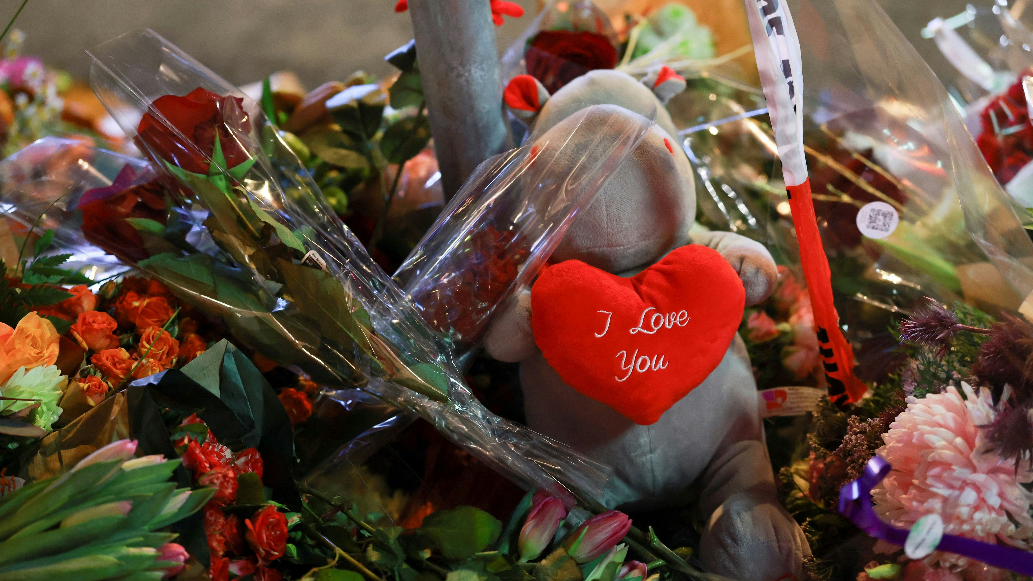 Hunderte Blumen und Stofftiere wurden vor der Unglücks-Bar "Le Constellation" in Crans-Montana abgelegt