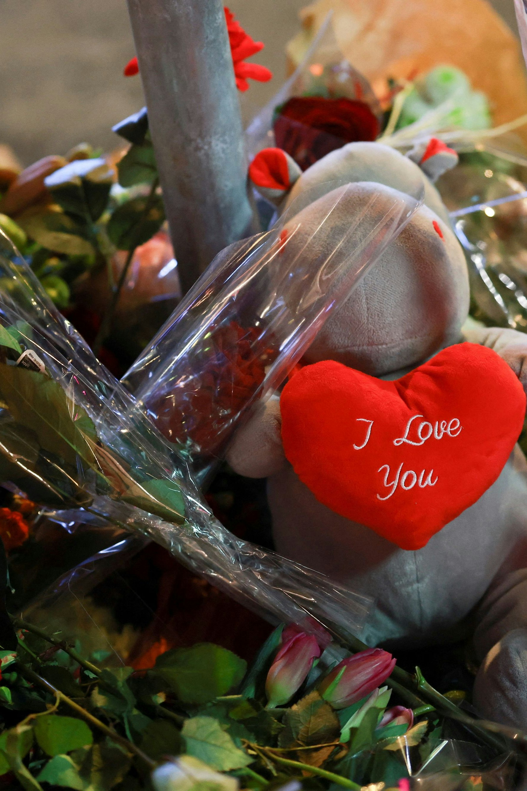 Hunderte Blumen und Stofftiere wurden vor der Unglücks-Bar "Le Constellation" in Crans-Montana abgelegt