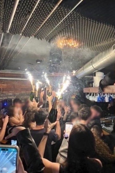 Der Moment, als die Katastrophe ihren Anfang nahm: Sprühkerzen entzünden die Schaumstoffverkleidung an der Decke