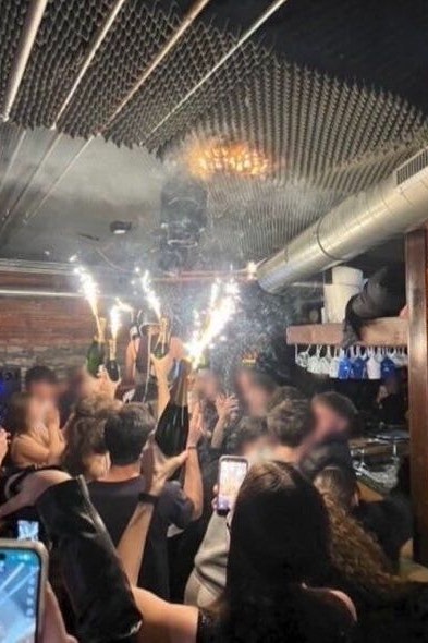 Der Moment, als das Feuer ausbrach, die Partygäste filmen die Flammen