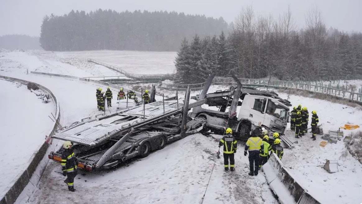 Heute.at - Lkw durchschlägt Betonleitwand – zwei Personen verletzt