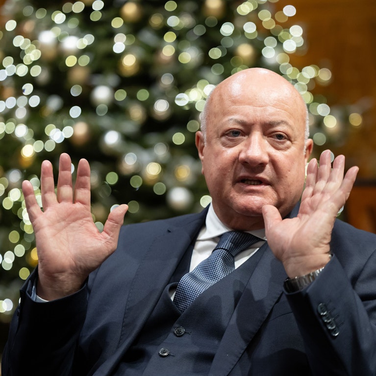 Von welcher Doppelrolle sich Kanzler Christian Stocker im neuen Jahr Rückenwind verspricht. Wieso Herbert Kickls neues "Volksradio" für dicke Luft sorgt. Und: Ein Melde-Opfer schildert, warum die Polizei seine Wohnung im Sturm nehmen wollte.