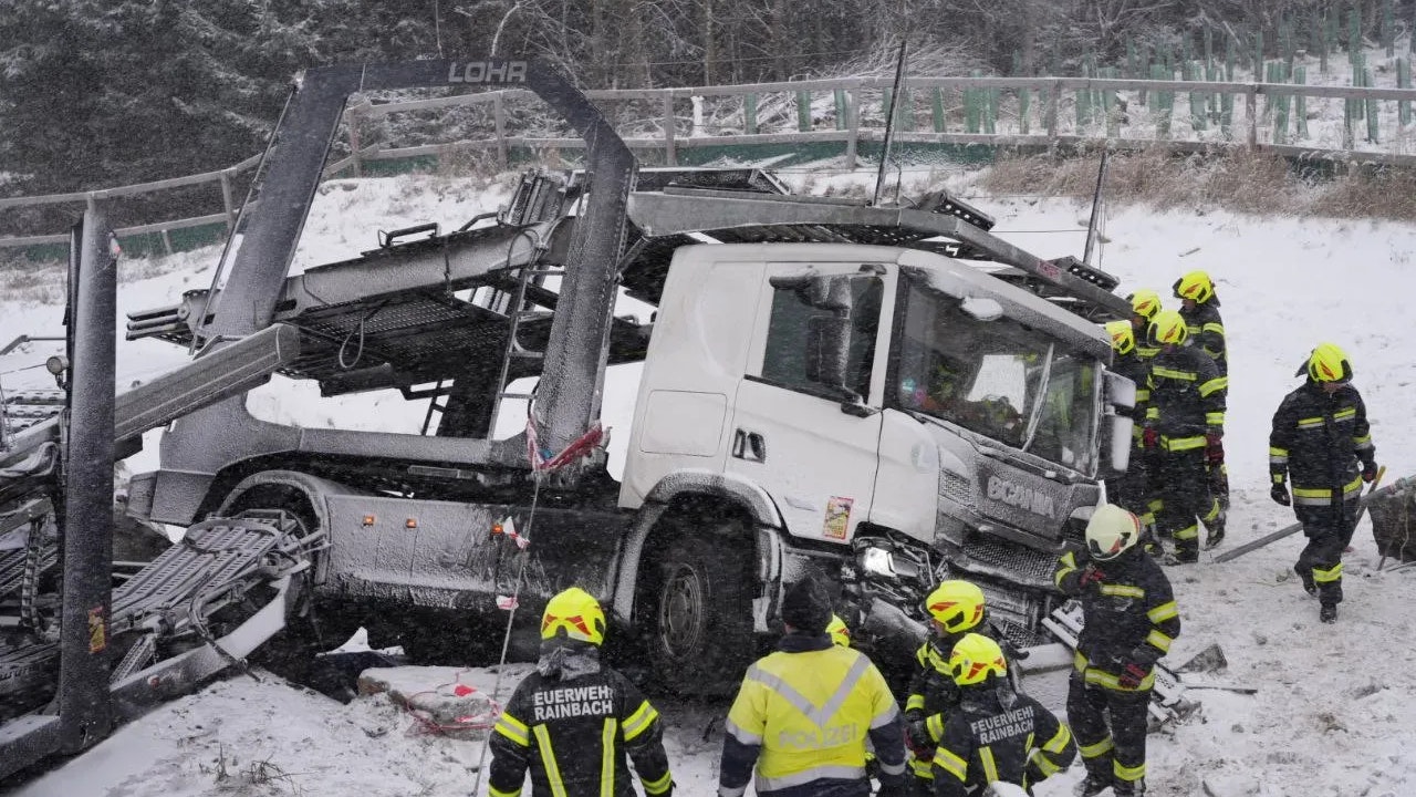 Treibstoff trat aus und gelangte in den angrenzenden Bach. 