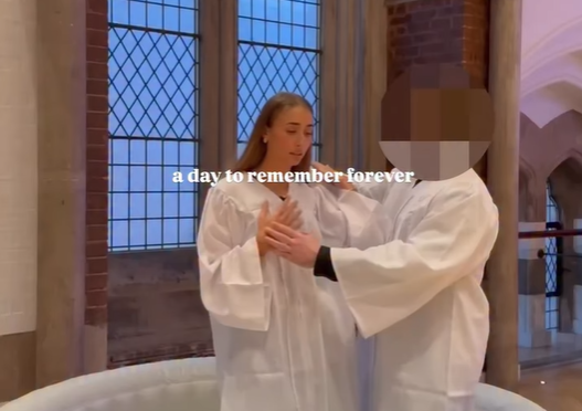 Lily Phillips (24) wurde neu getauft.