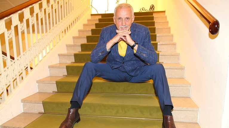 Vor einem Jahr machte Jussi Adler-Olsen seine Diagnose öffentlich: Er ist unheilbar an Knochenmarkkrebs erkrankt. Band Nummer 10 der Thriller-Reihe um Ermittler Carl Mørck und das Sonderdezernat Q sollte der letzte sein. Aber es kam anders. Wie und warum?