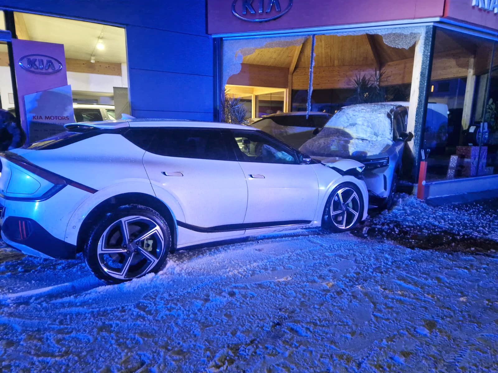 Heute.at - Kia-Fahrer katapultiert Opel durch Schaufenster