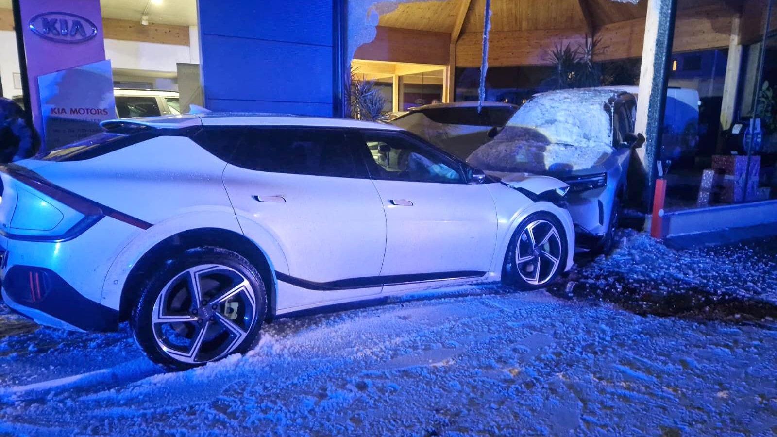 Heute.at - Kia-Fahrer katapultiert Opel durch Schaufenster