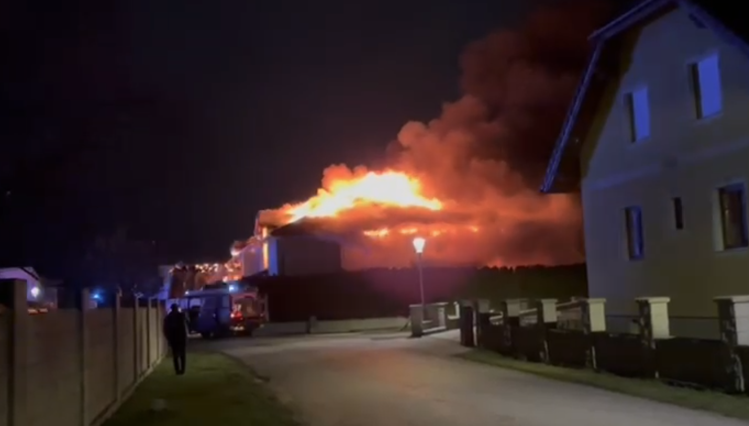 Heute.at - Feuer-Inferno! Einfamilienhaus geht in Flammen auf