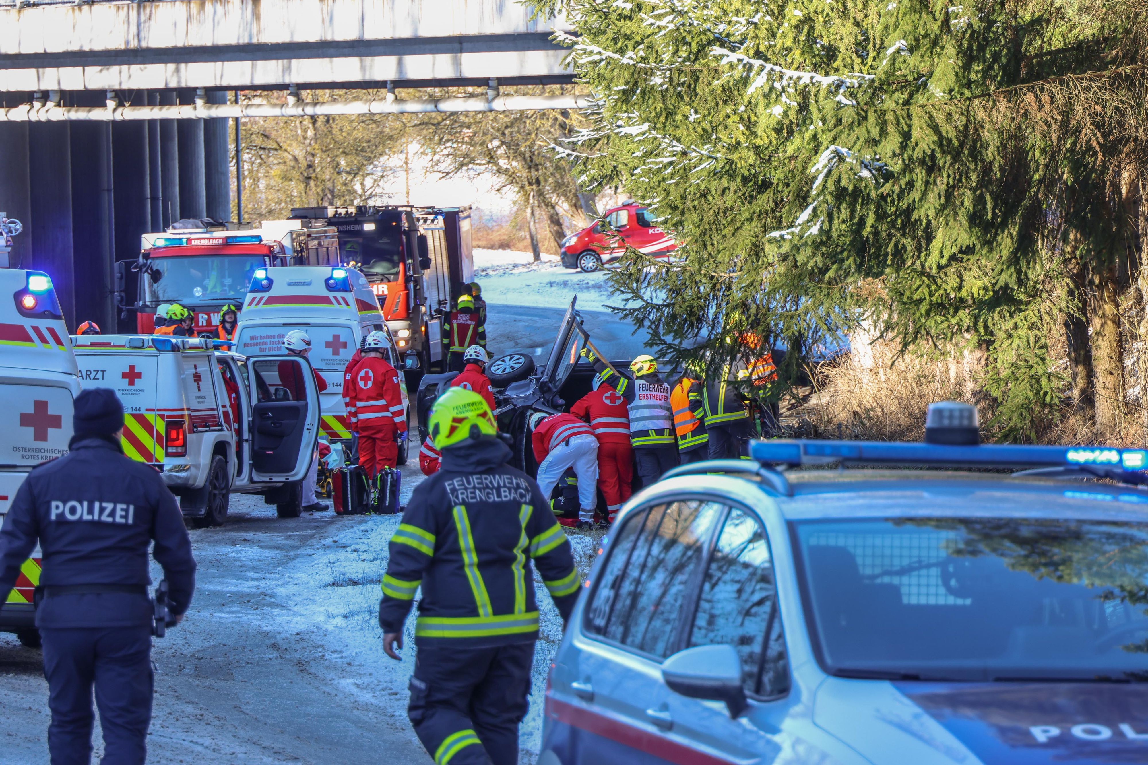Die Einsatzkräfte befreiten die Lenkerin aus dem Pkw.