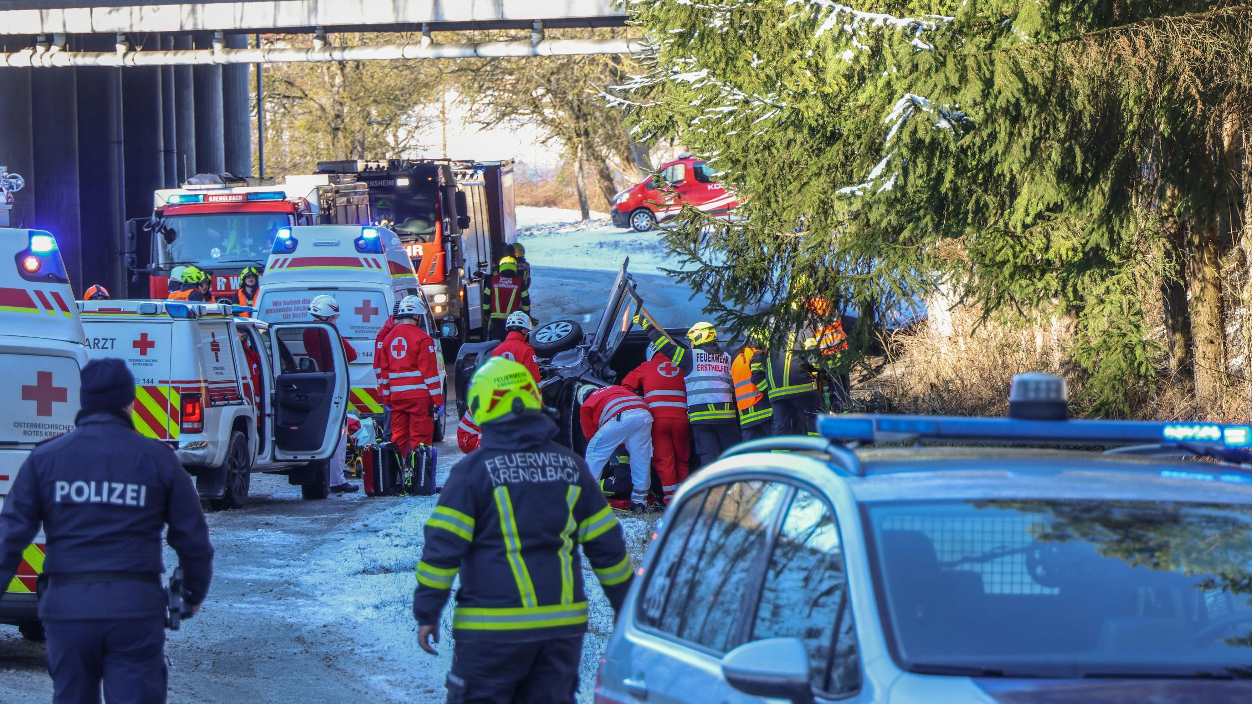 Heute.at - Autofahrerin nach Crash in Unfall-Wrack gefangen