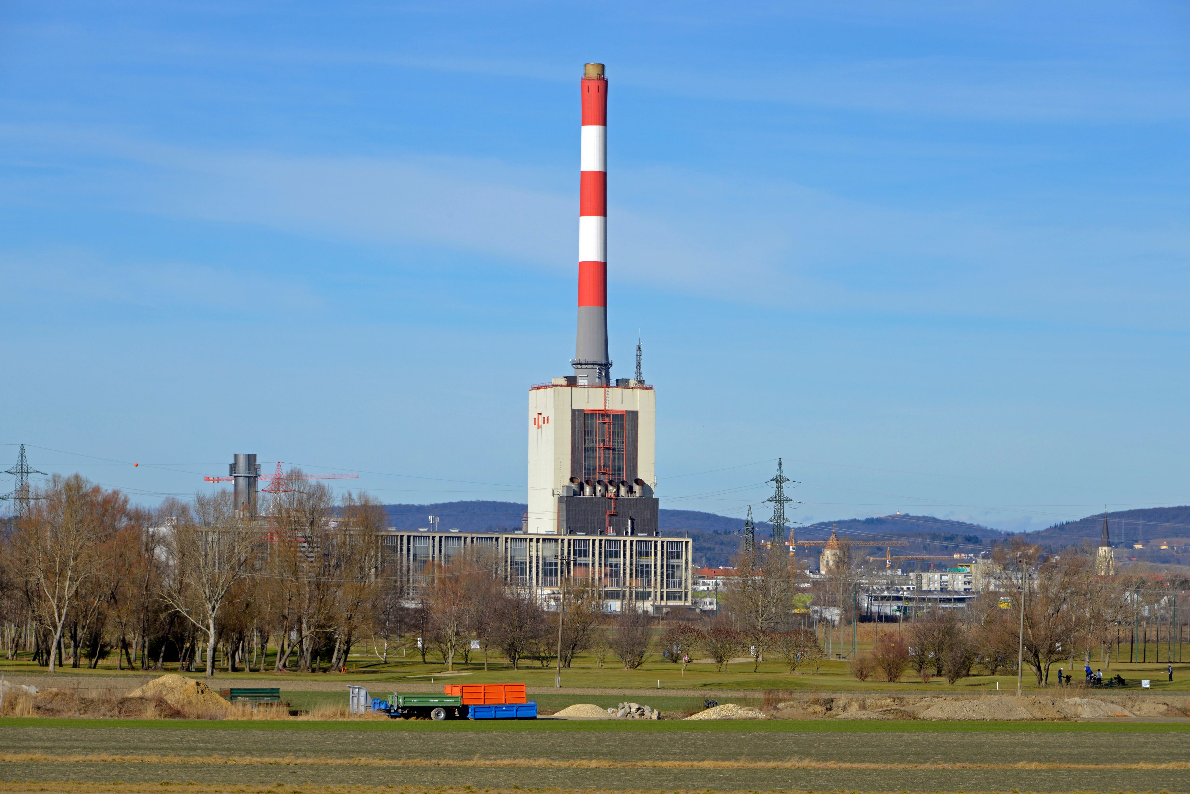 Das Kraftwerk Korneuburg befindet sich in Langenzersdorf an der Grenze zu Korneuburg, betrieben von der EVN AG und der Verbund AG.