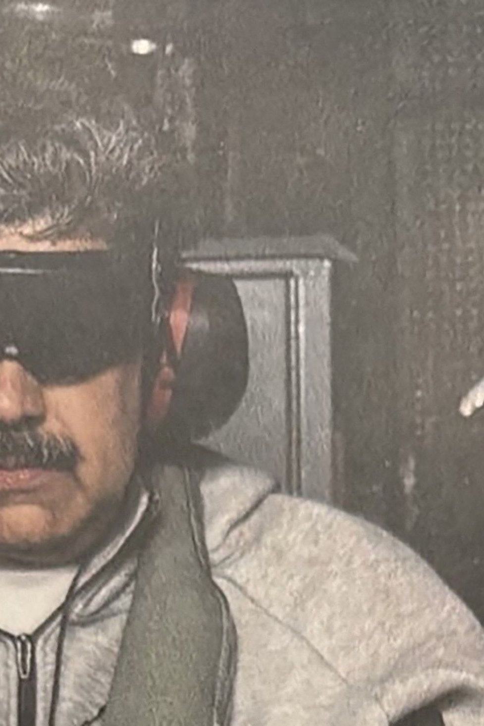 US-Präsident Donald Trump postete auf Truth Social dieses Foto von Nicolas Maduro an Bord der USS Iwo Jima"