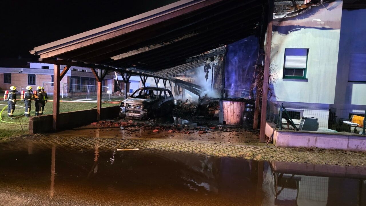  Ein verbranntes Auto blieb unter dem Flugdach zurück.