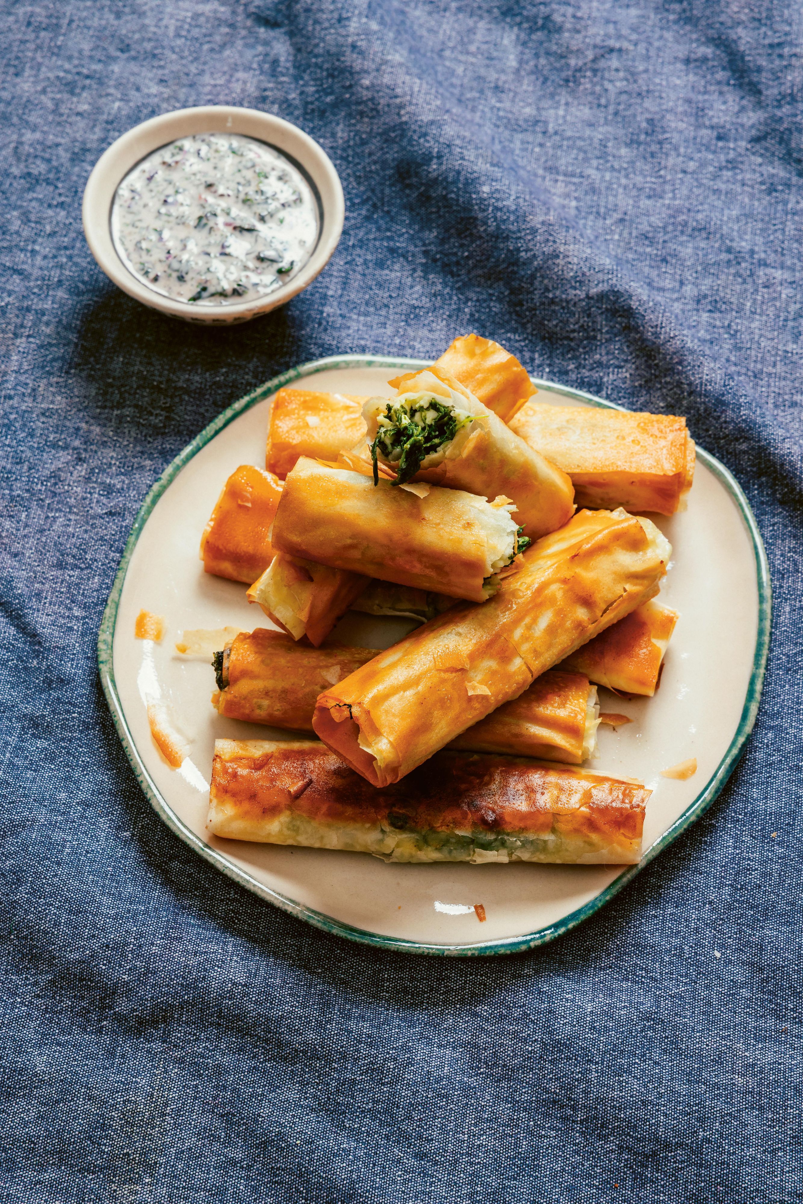 Heute.at - Spinat-Böreks mit Mangold-Joghurt-Dip