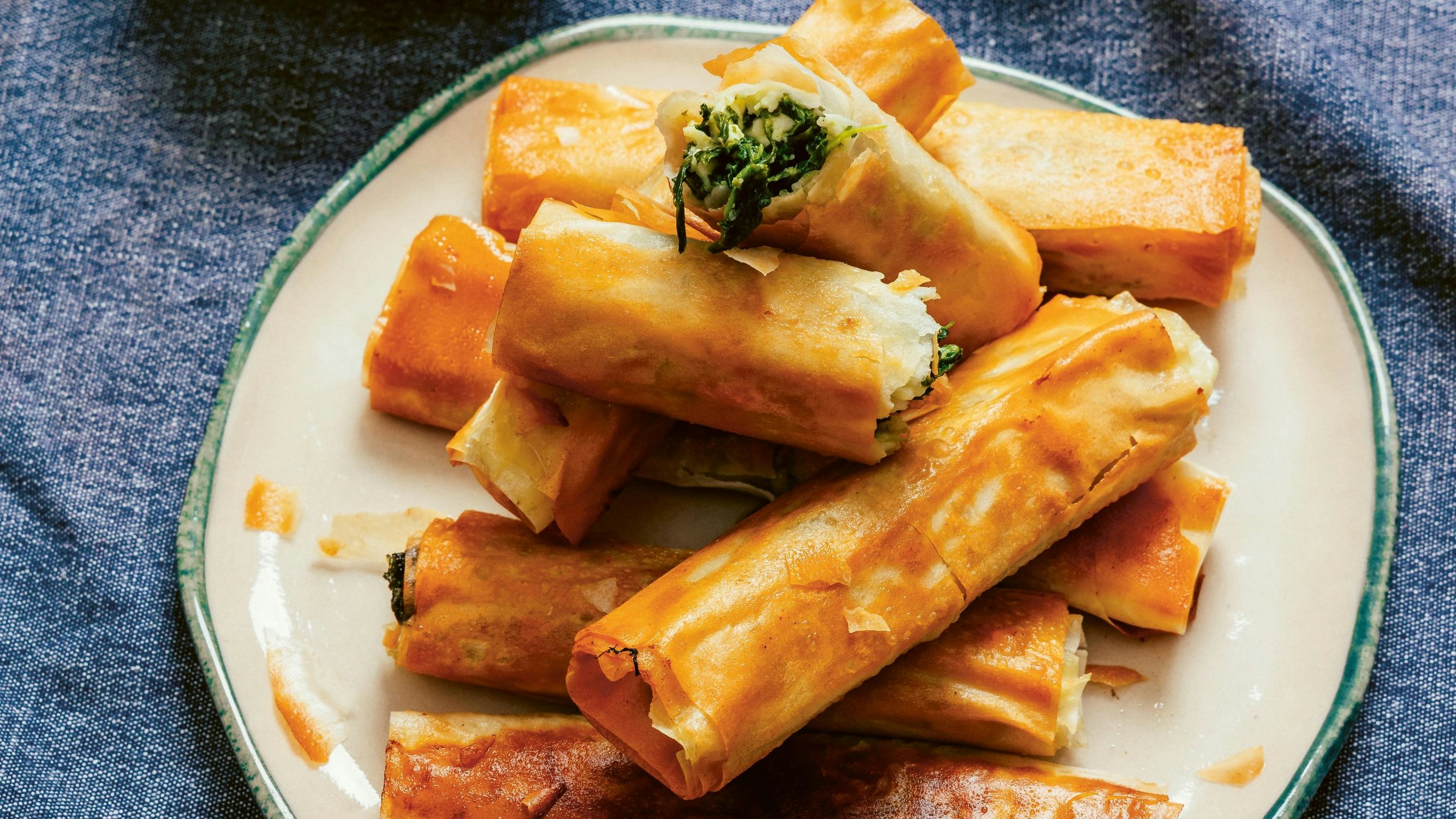 Heute.at - Spinat-Böreks mit Mangold-Joghurt-Dip