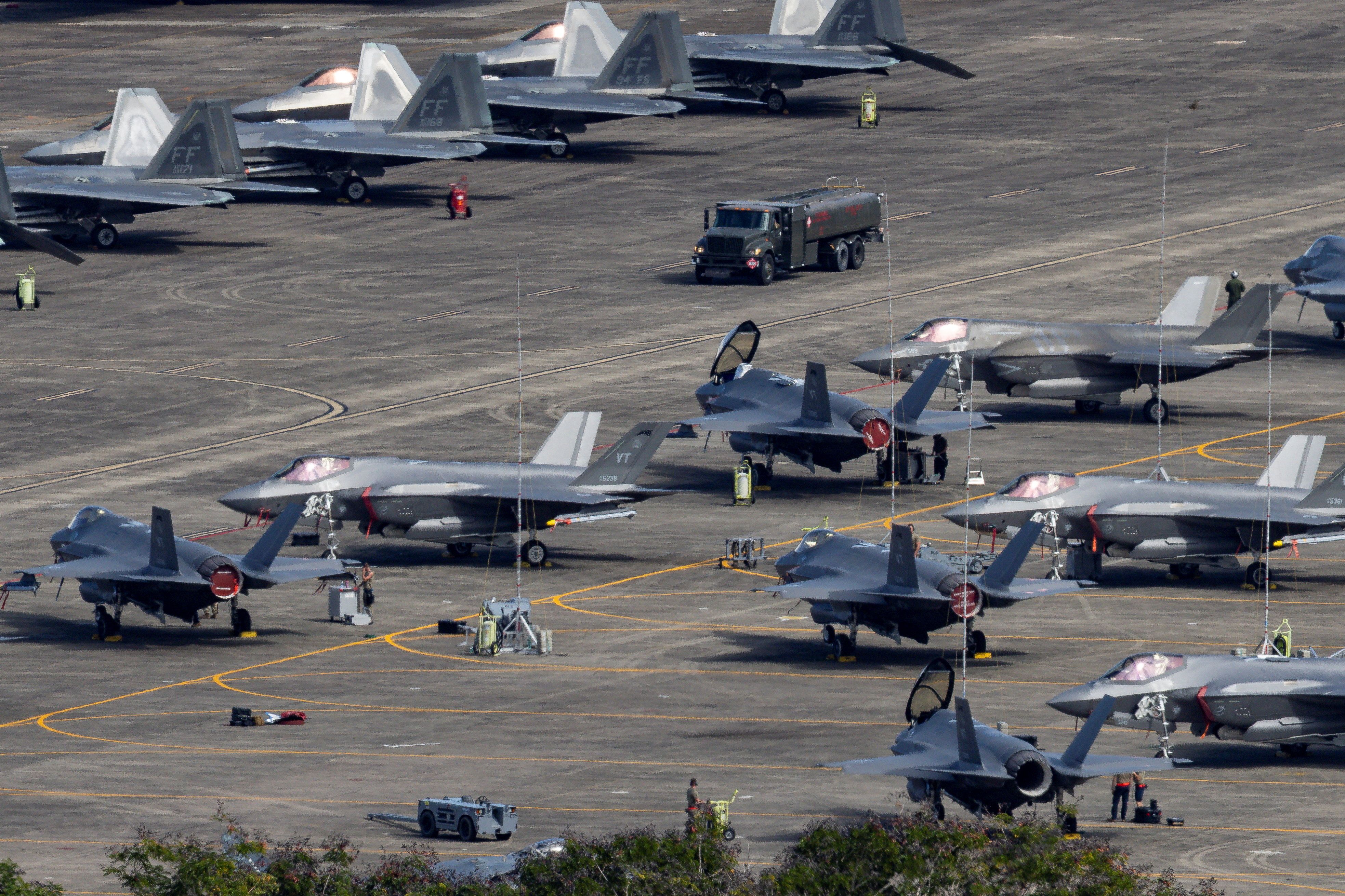 F-35 Lightning II- und F-22 Raptor-Kampfflugzeuge der US-Luftwaffe auf dem Rollfeld der ehemaligen Marinebasis Roosevelt Roads