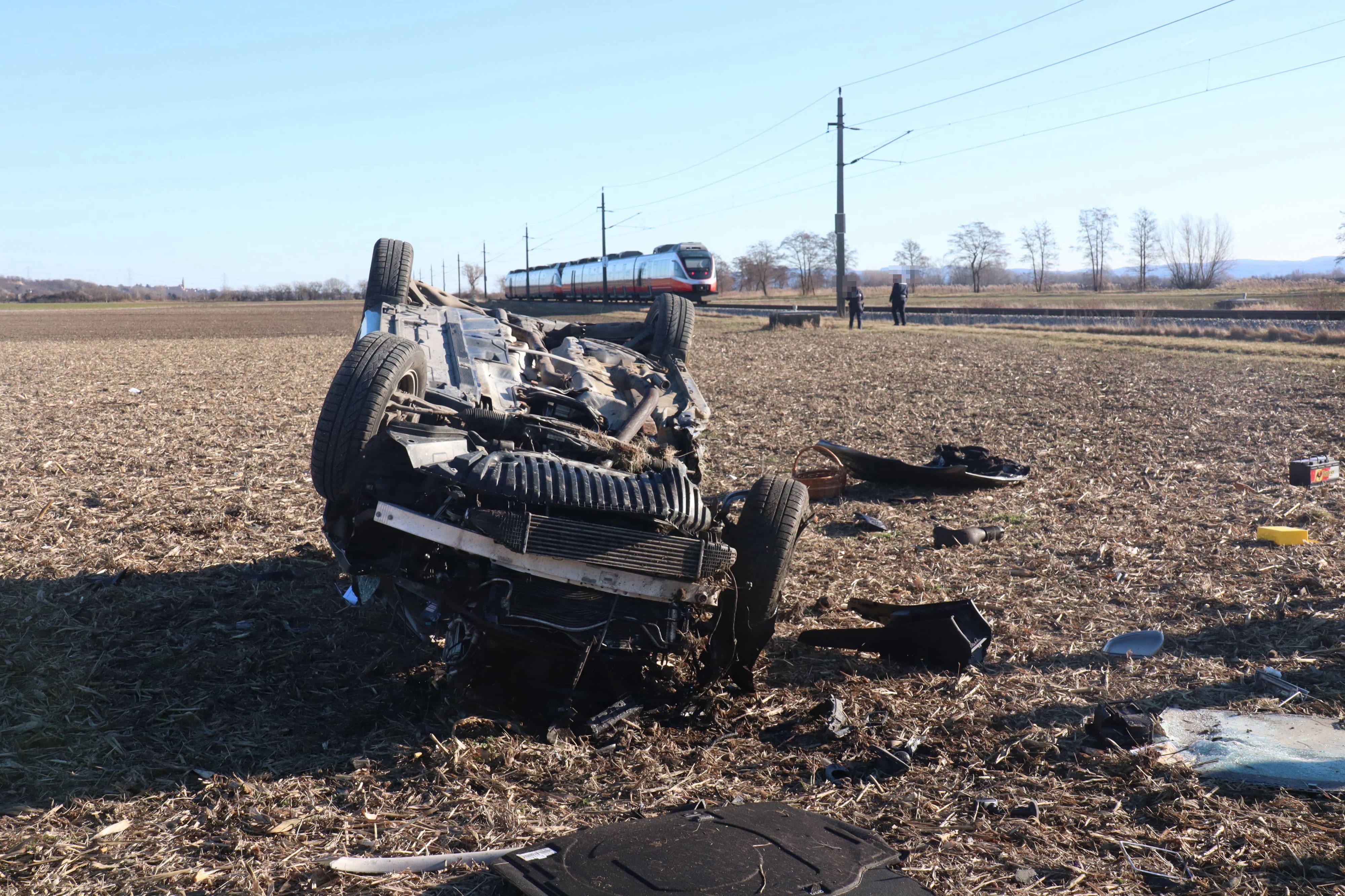 Heute.at - Zug rammt Mercedes in NÖ – Lenker befreit sich selbst
