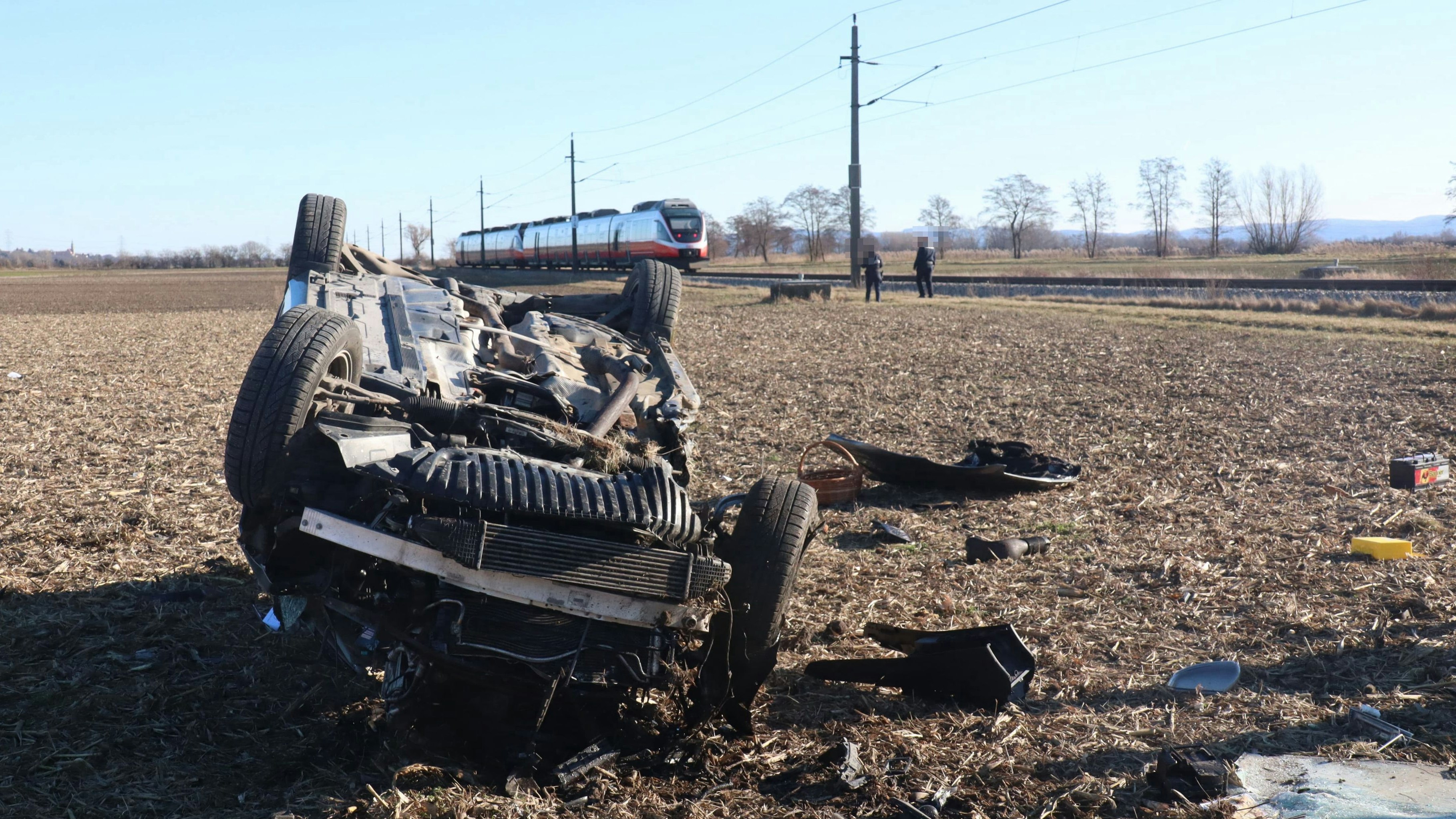 Heute.at - Zug rammt Mercedes in NÖ – Lenker befreit sich selbst